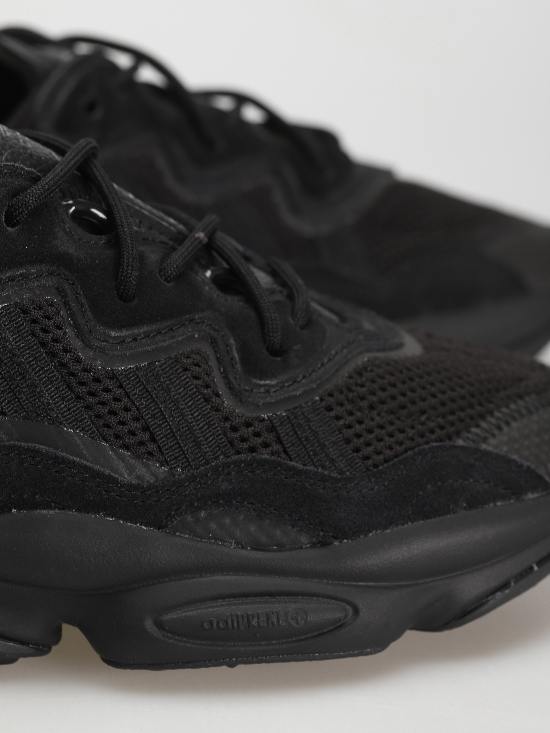 adidas Originals Ozweego Cipők (cblack/cblack/grefiv)