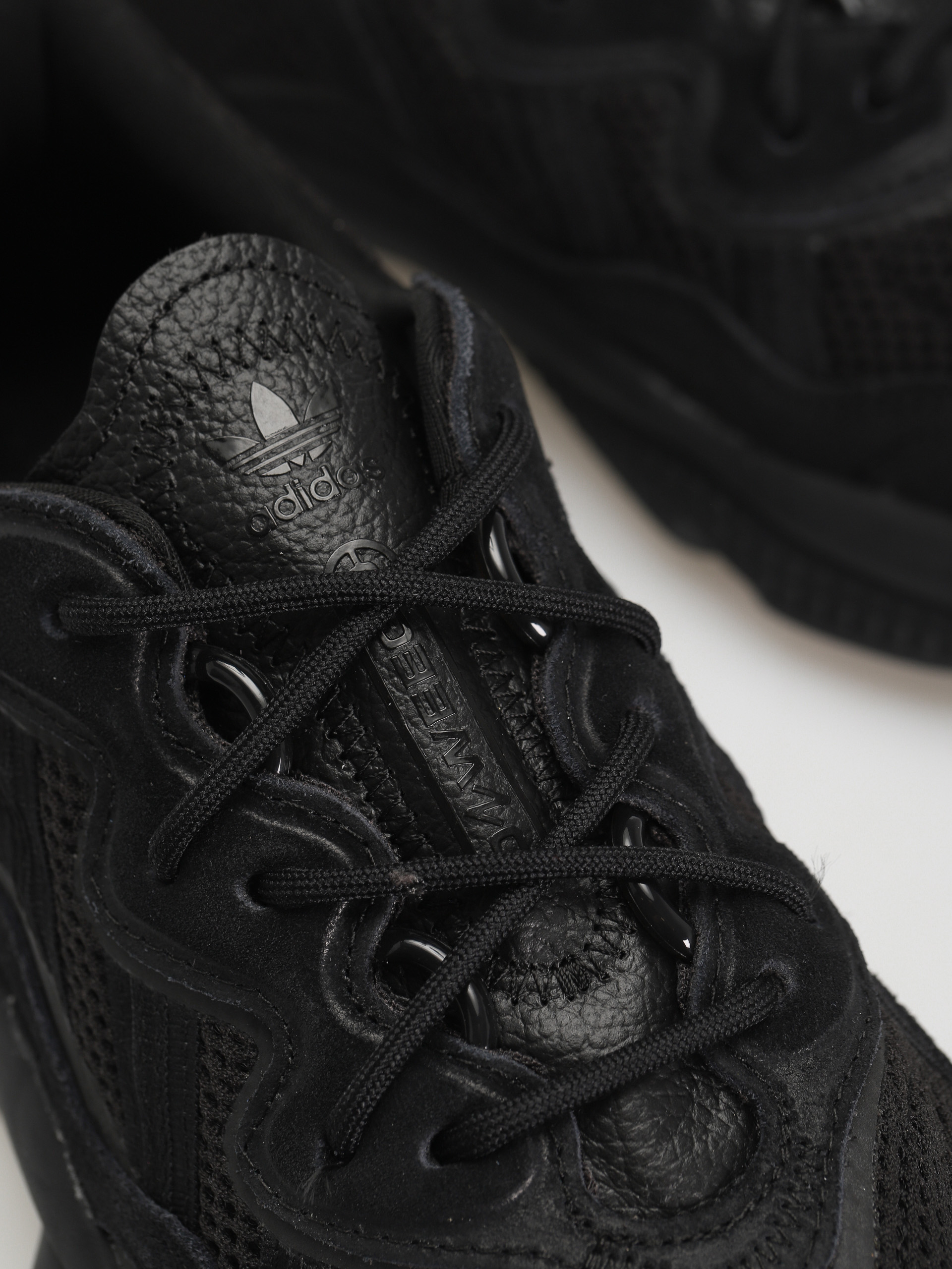 adidas Originals Ozweego Cipők (cblack/cblack/grefiv)