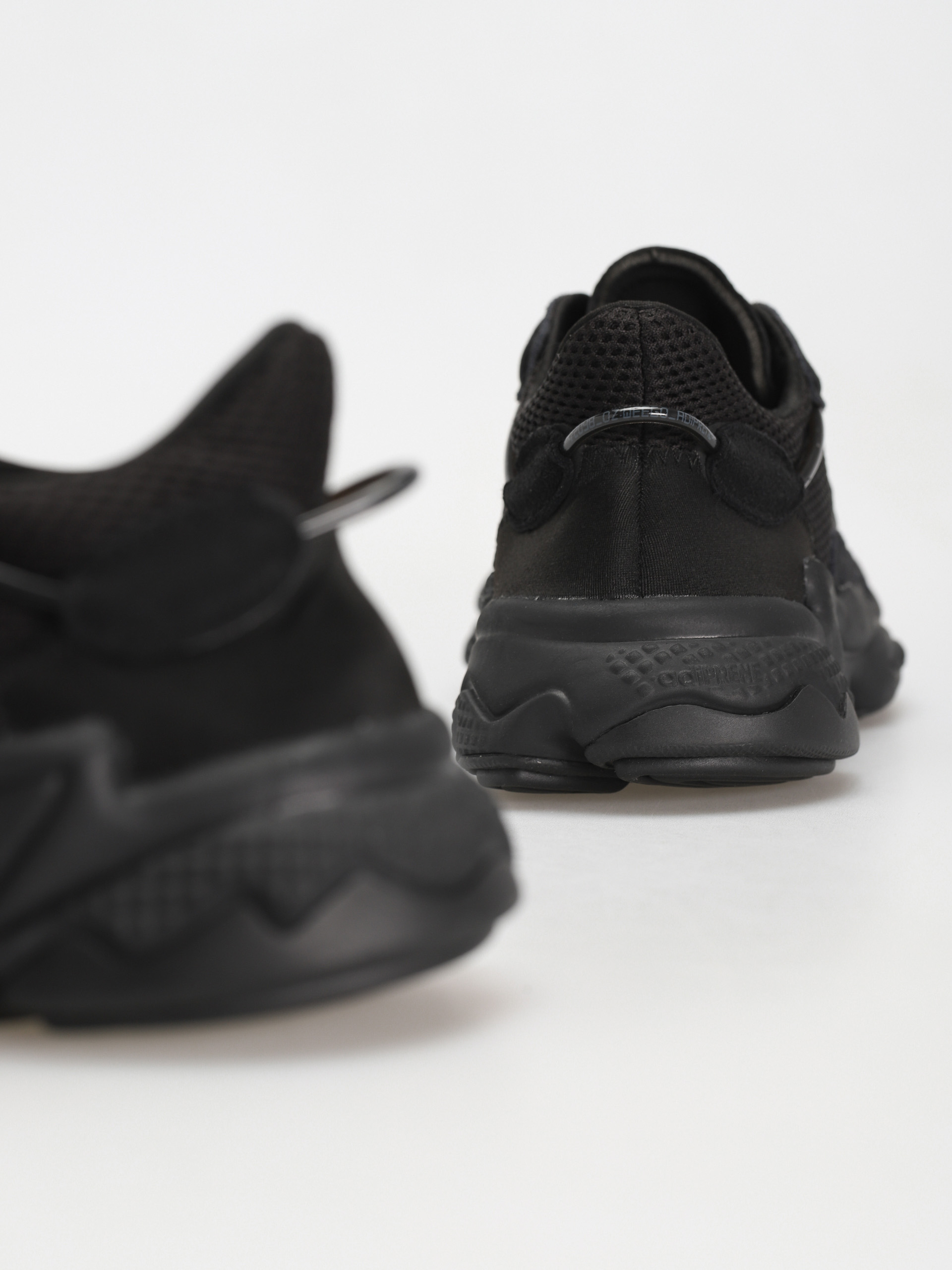 adidas Originals Ozweego Cipők (cblack/cblack/grefiv)