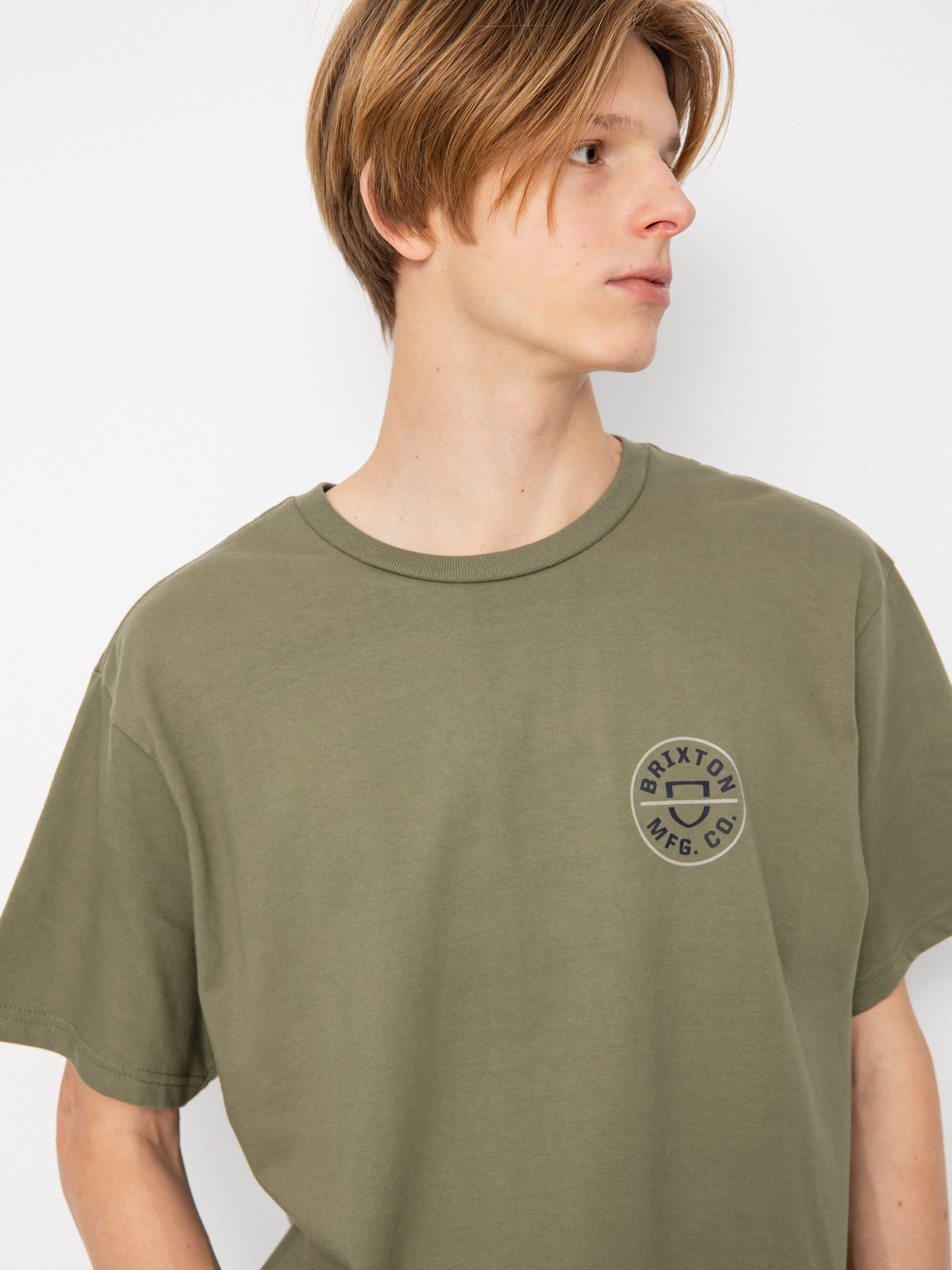 Brixton Crest II póló (olive surplus/washed navy/sand)