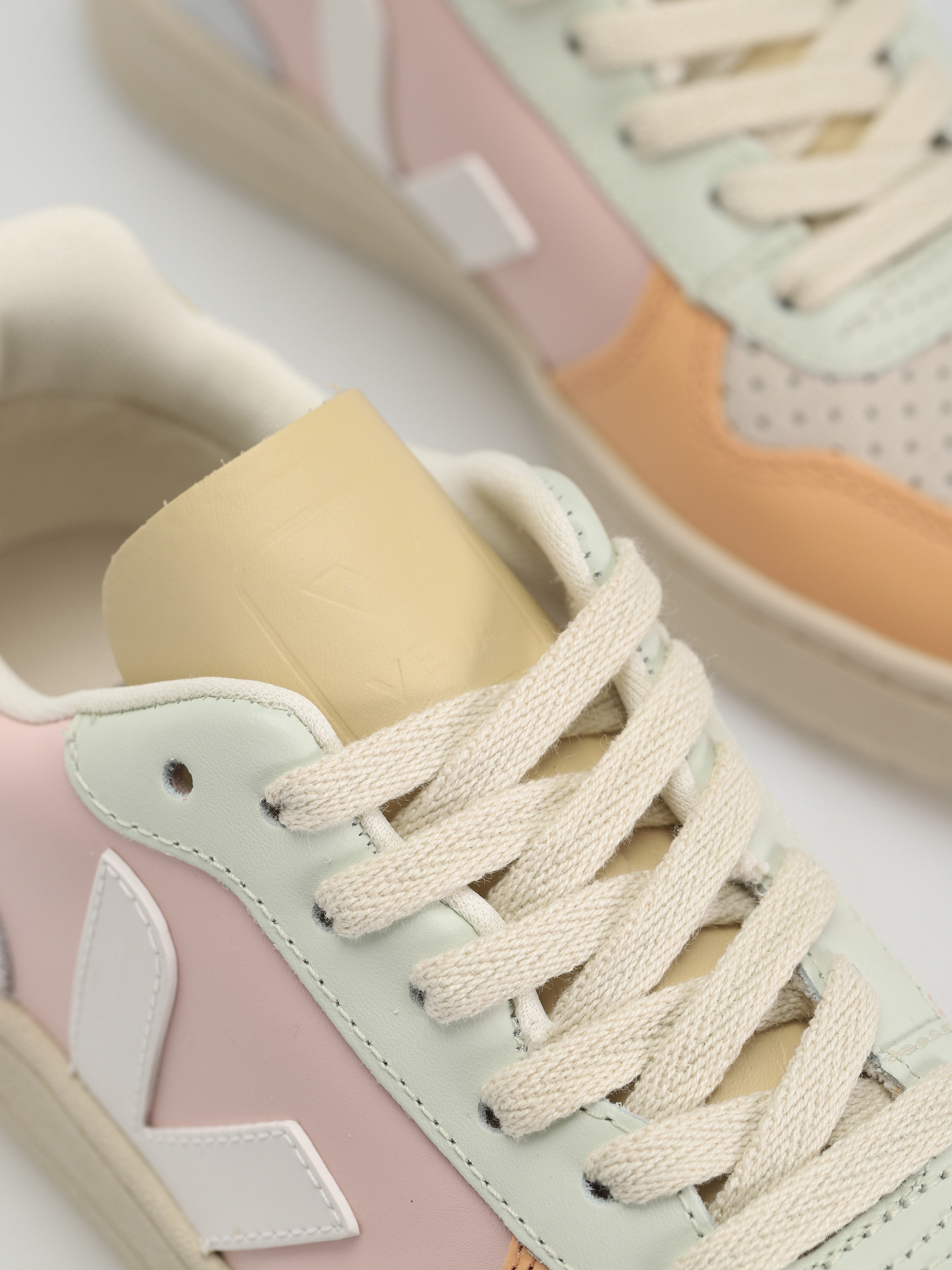 Veja V-10 Cipők Wmn (petale white multico)