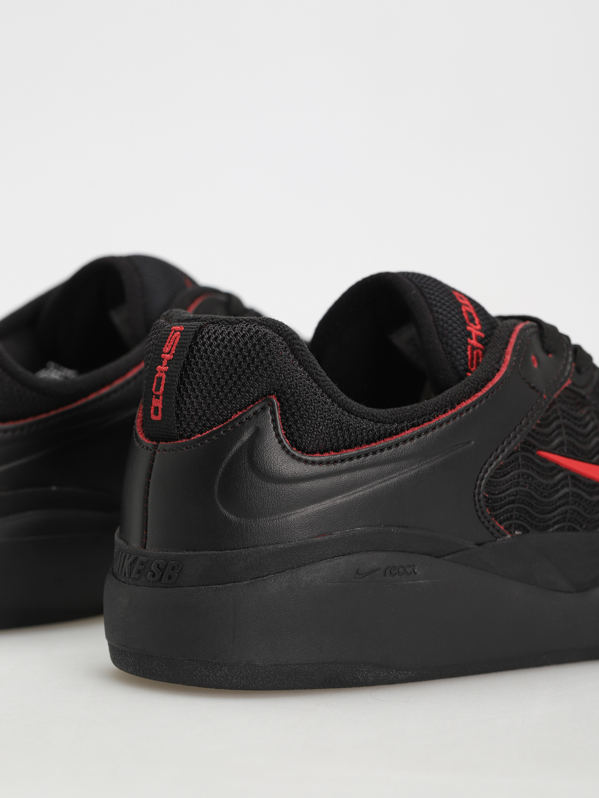 Nike SB Ishod Premium Cipők (black/university red black black)