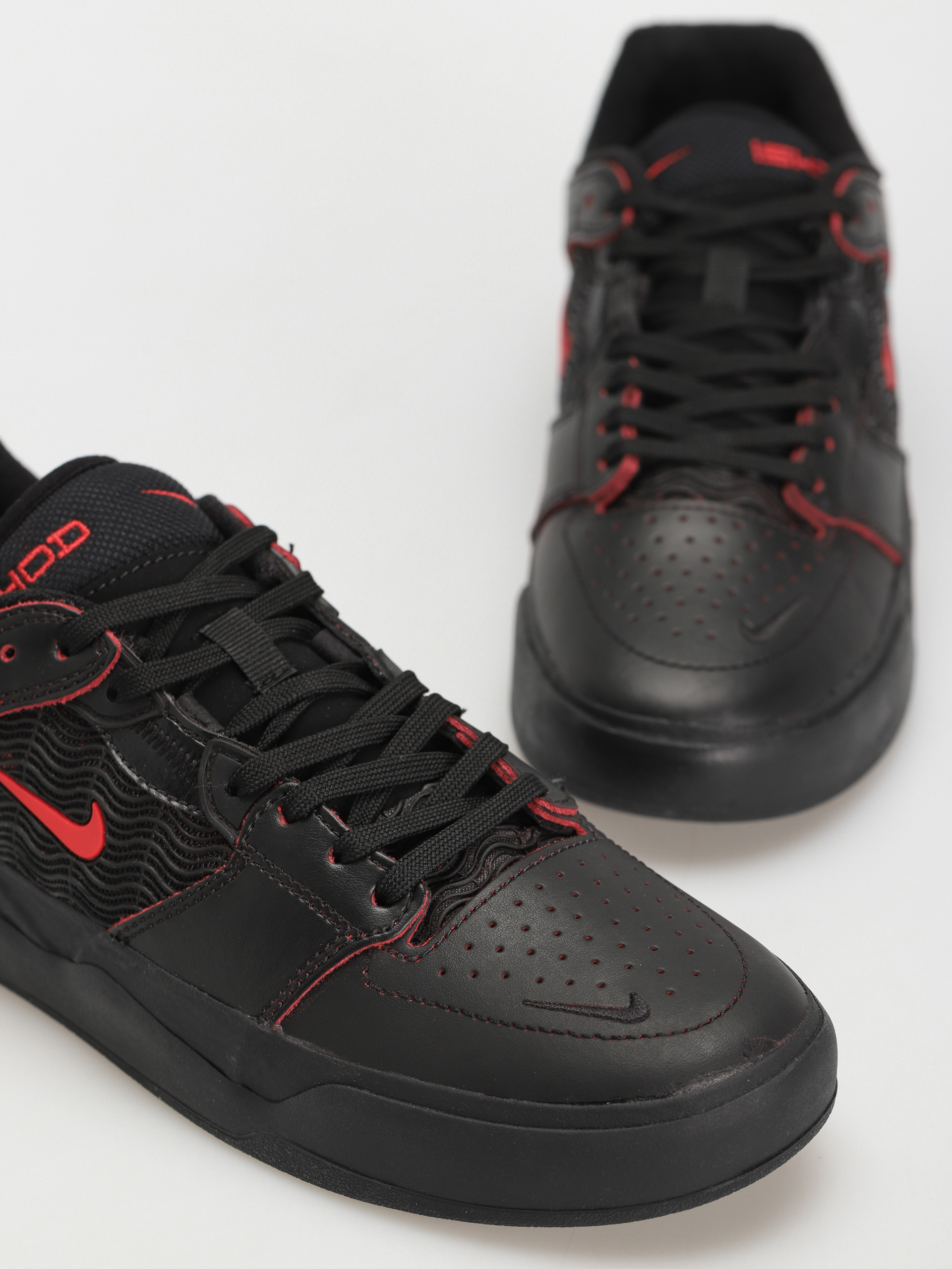 Nike SB Ishod Premium Cipők (black/university red black black)