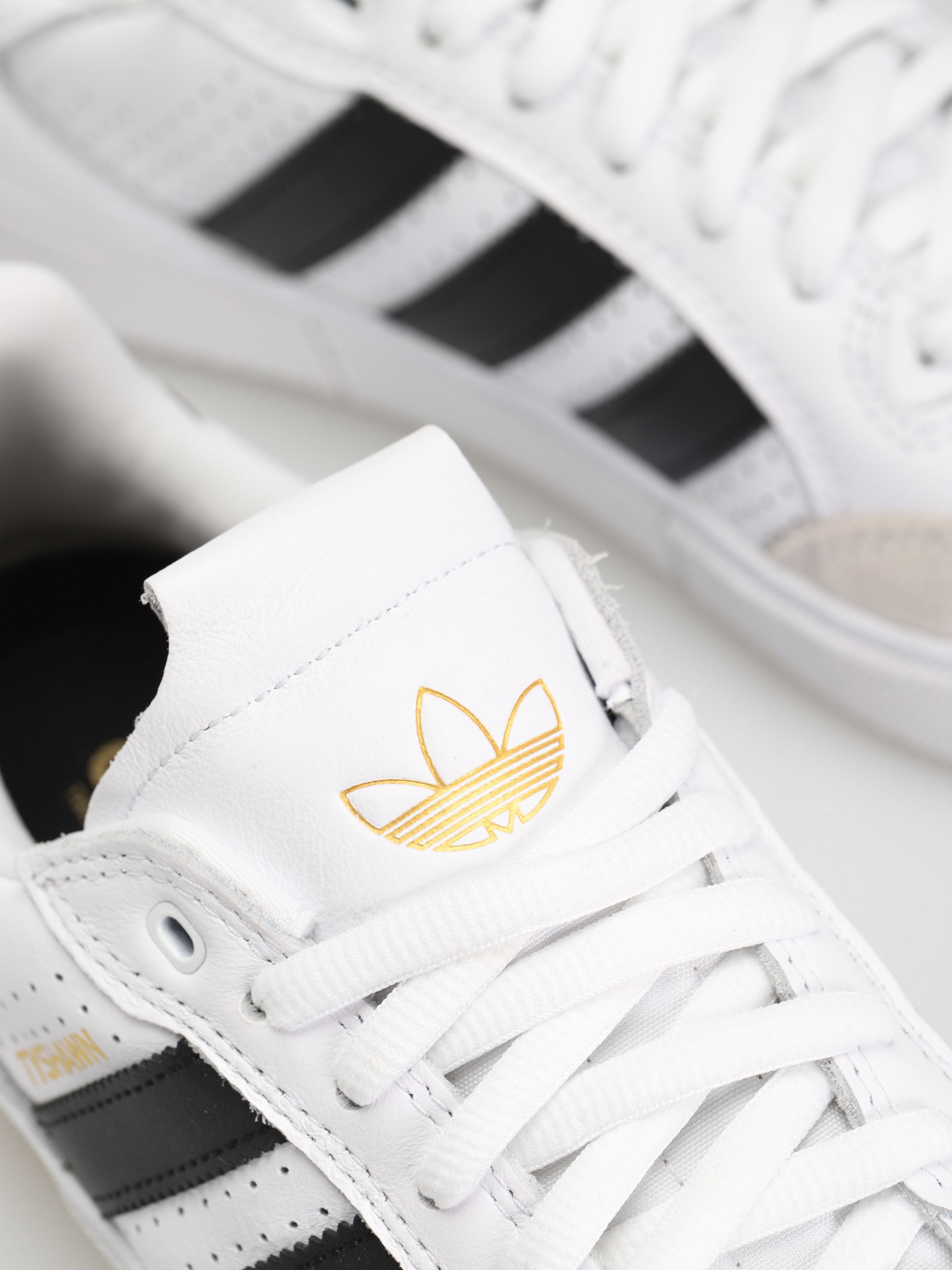 adidas Tyshawn Low Cipők (ftwwht/cblack/goldmt)