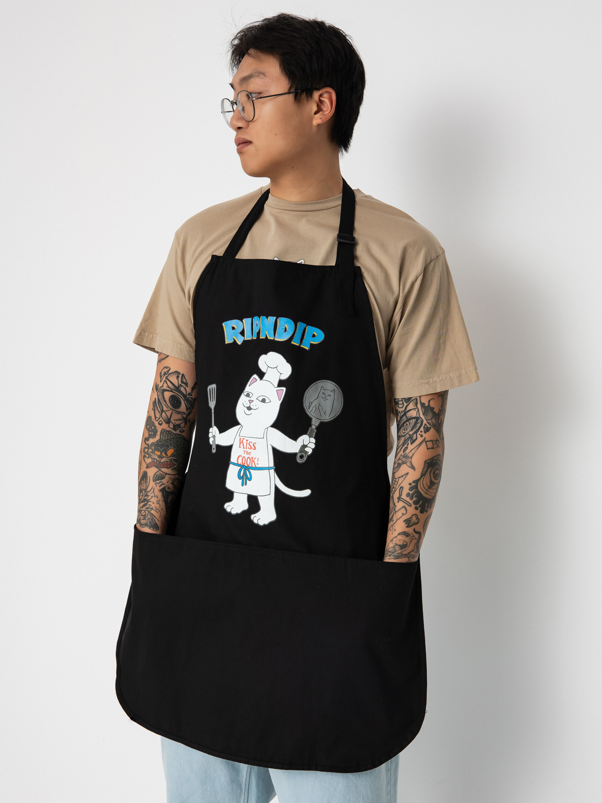 RipNDip Fartuch Kiss The Cook  (black)