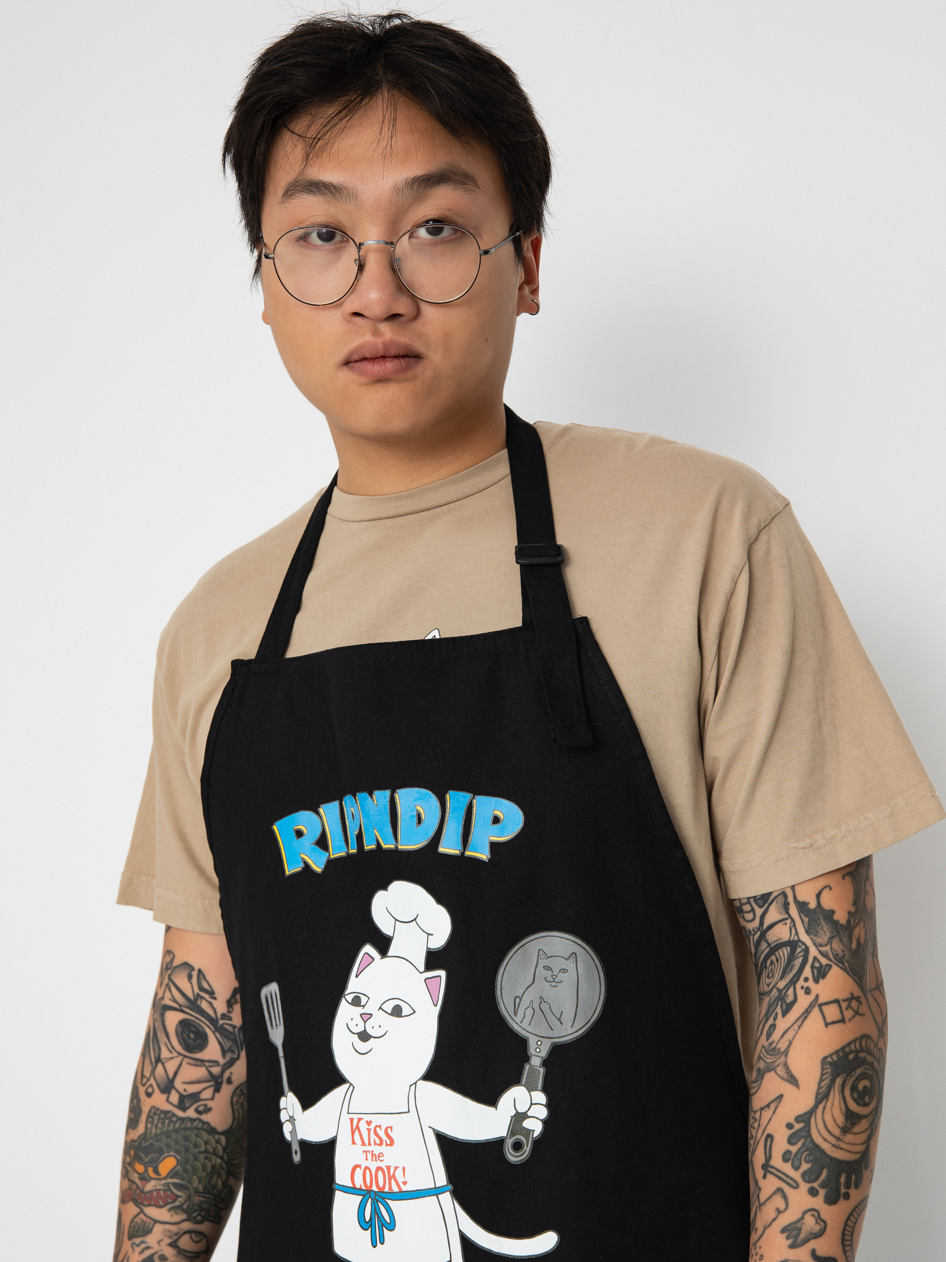 RipNDip Fartuch Kiss The Cook  (black)