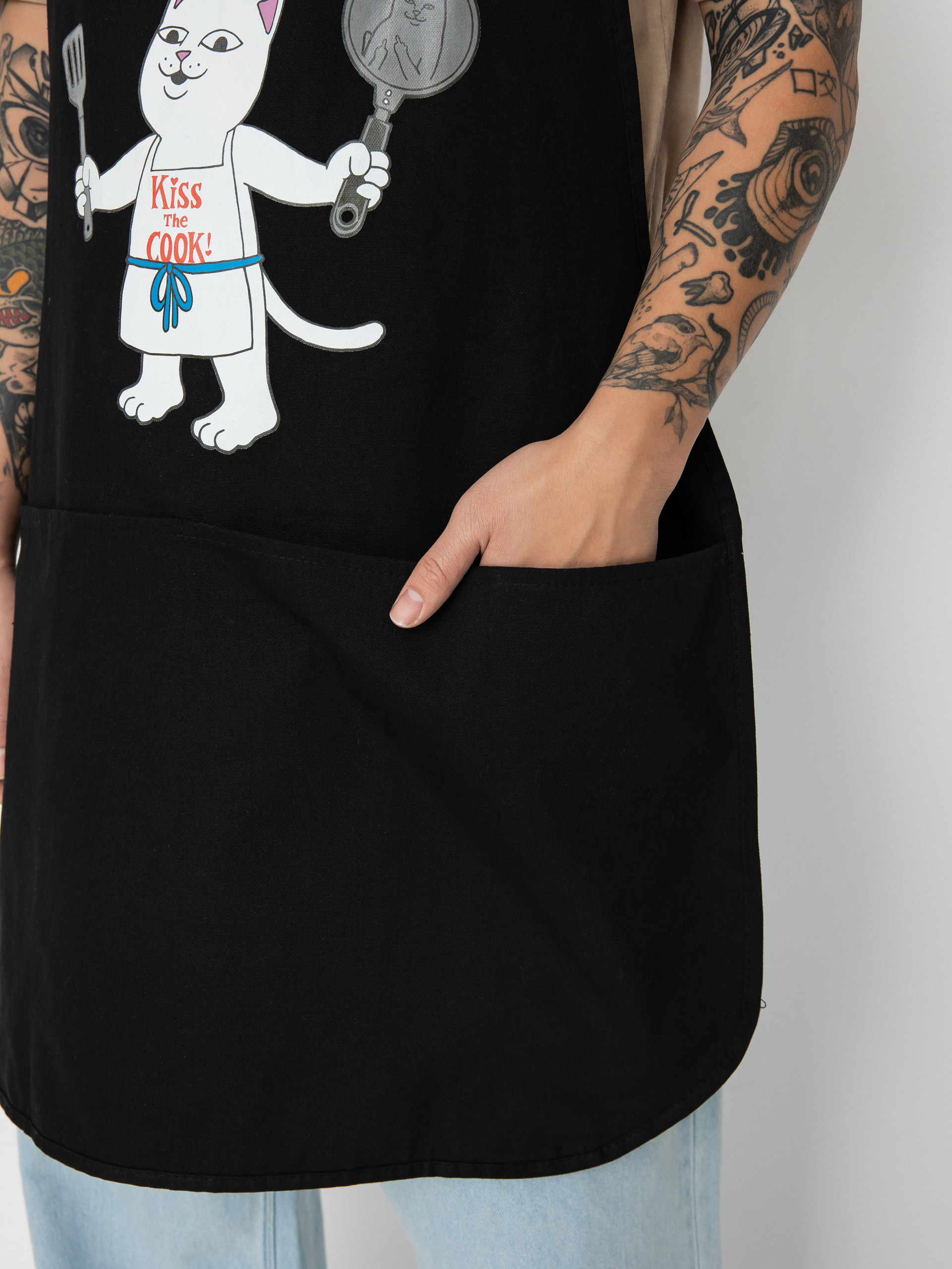 RipNDip Fartuch Kiss The Cook  (black)