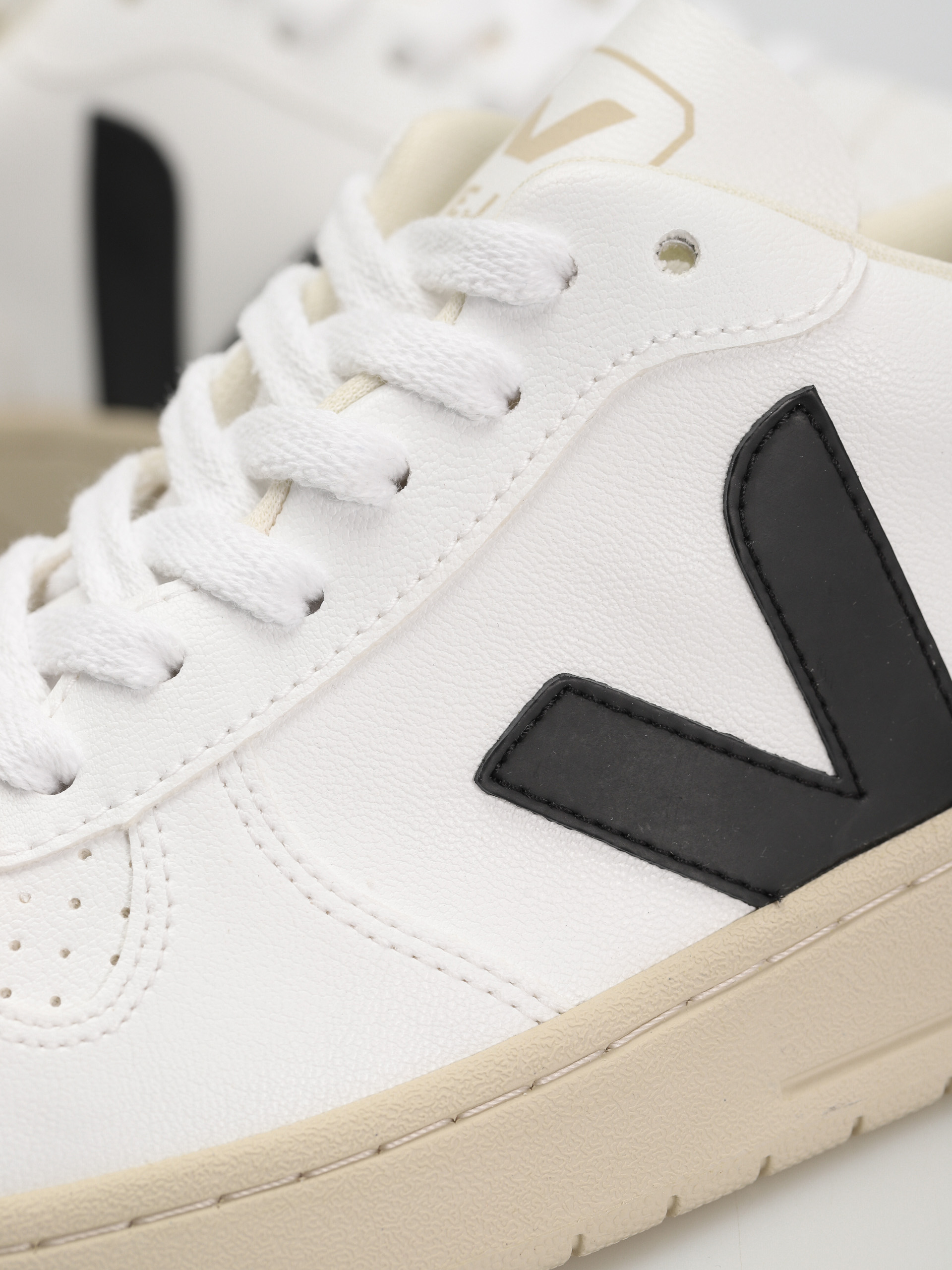 Veja V-10 Cipők Wmn (white black)