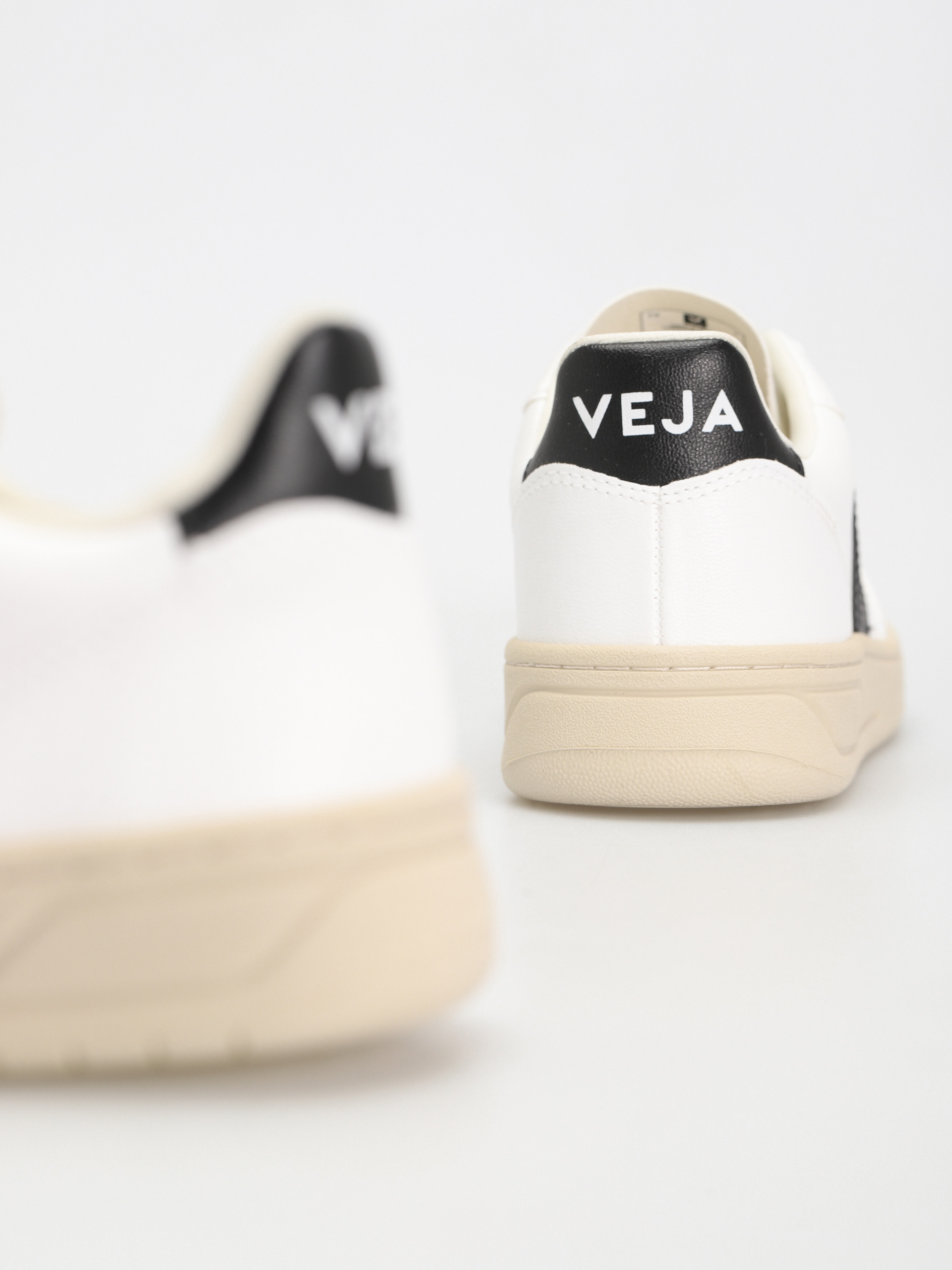 Veja V-10 Cipők Wmn (white black)