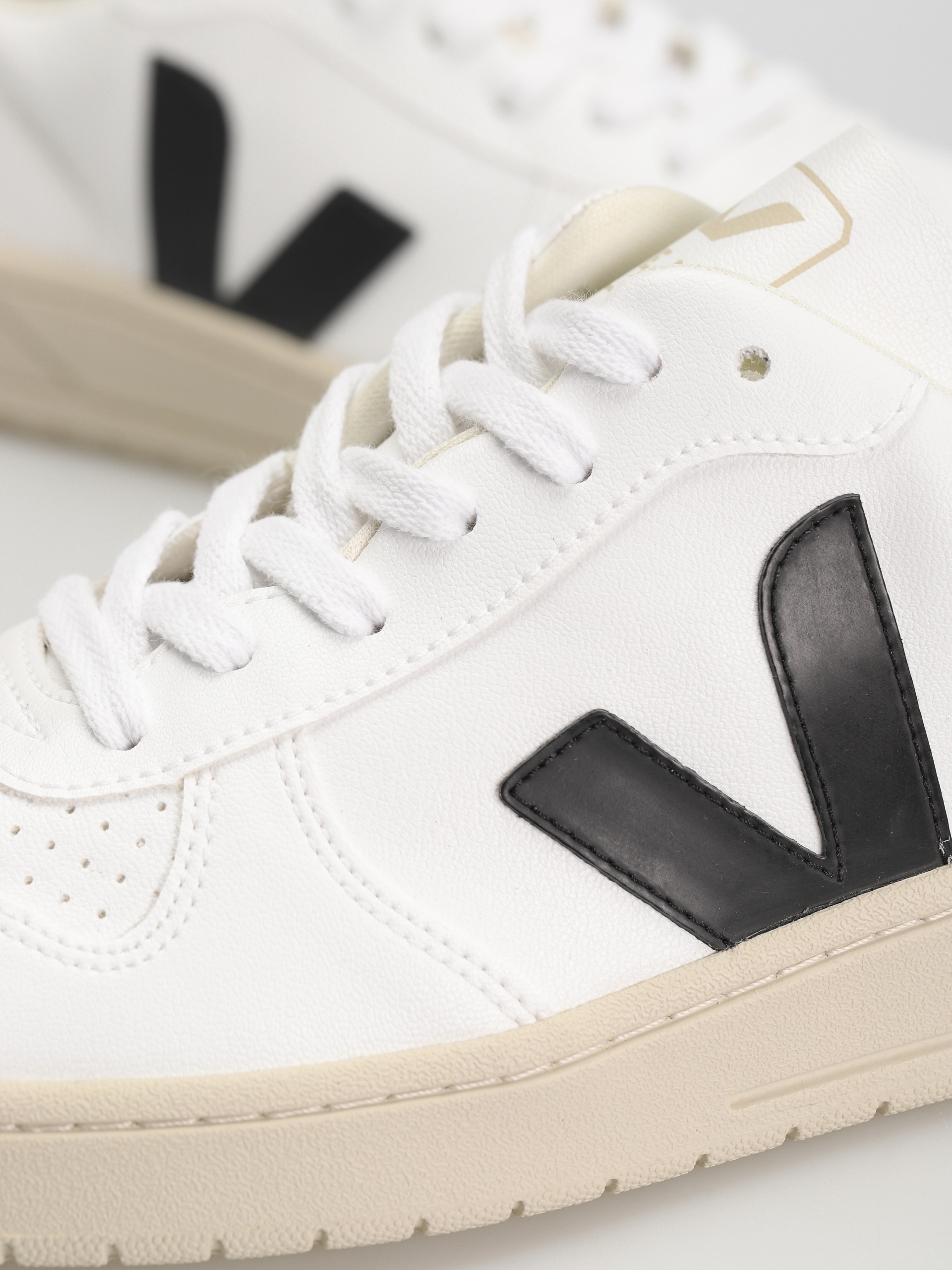 Veja V-10 Cipők (white black)