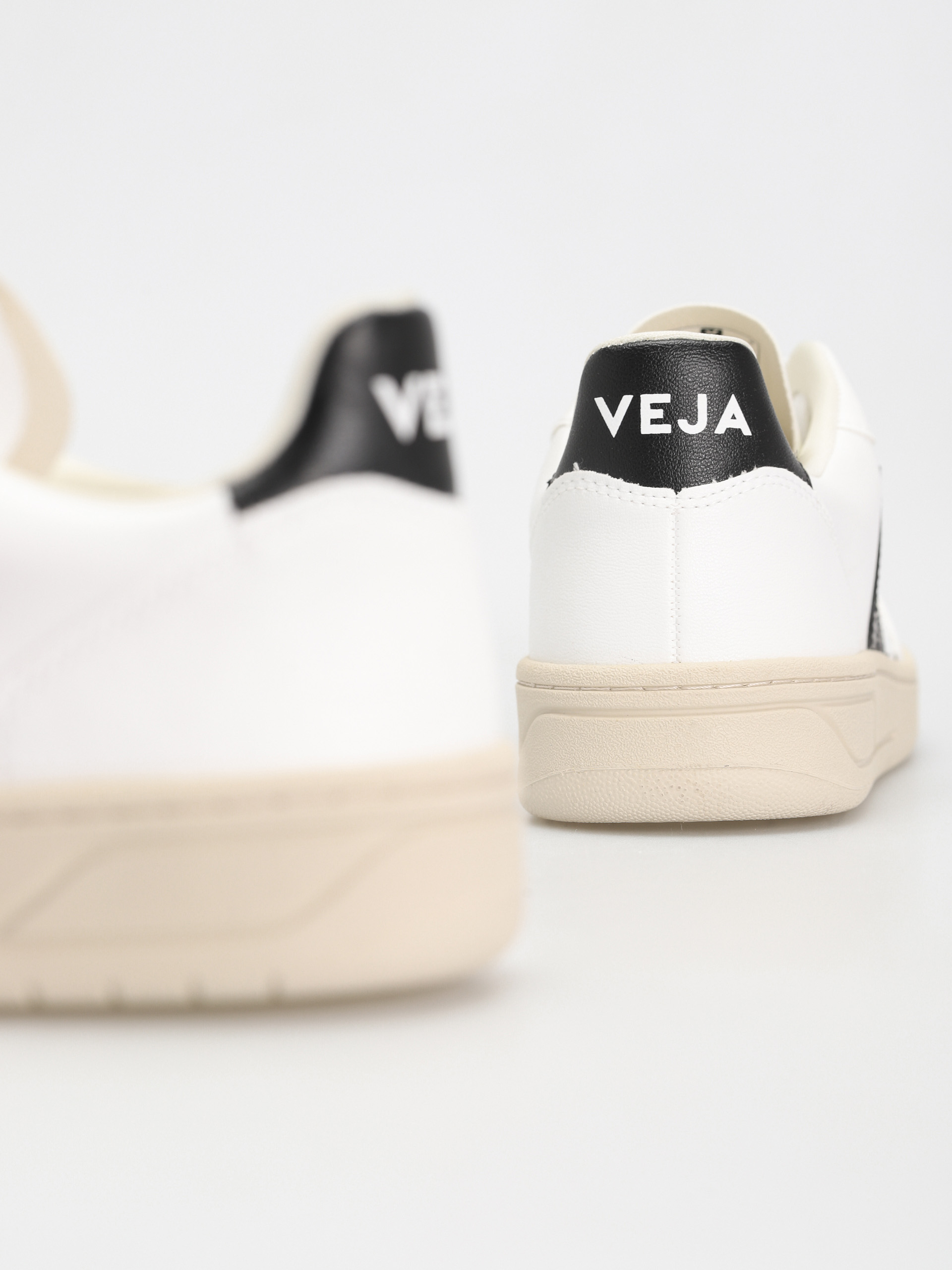 Veja V-10 Cipők (white black)
