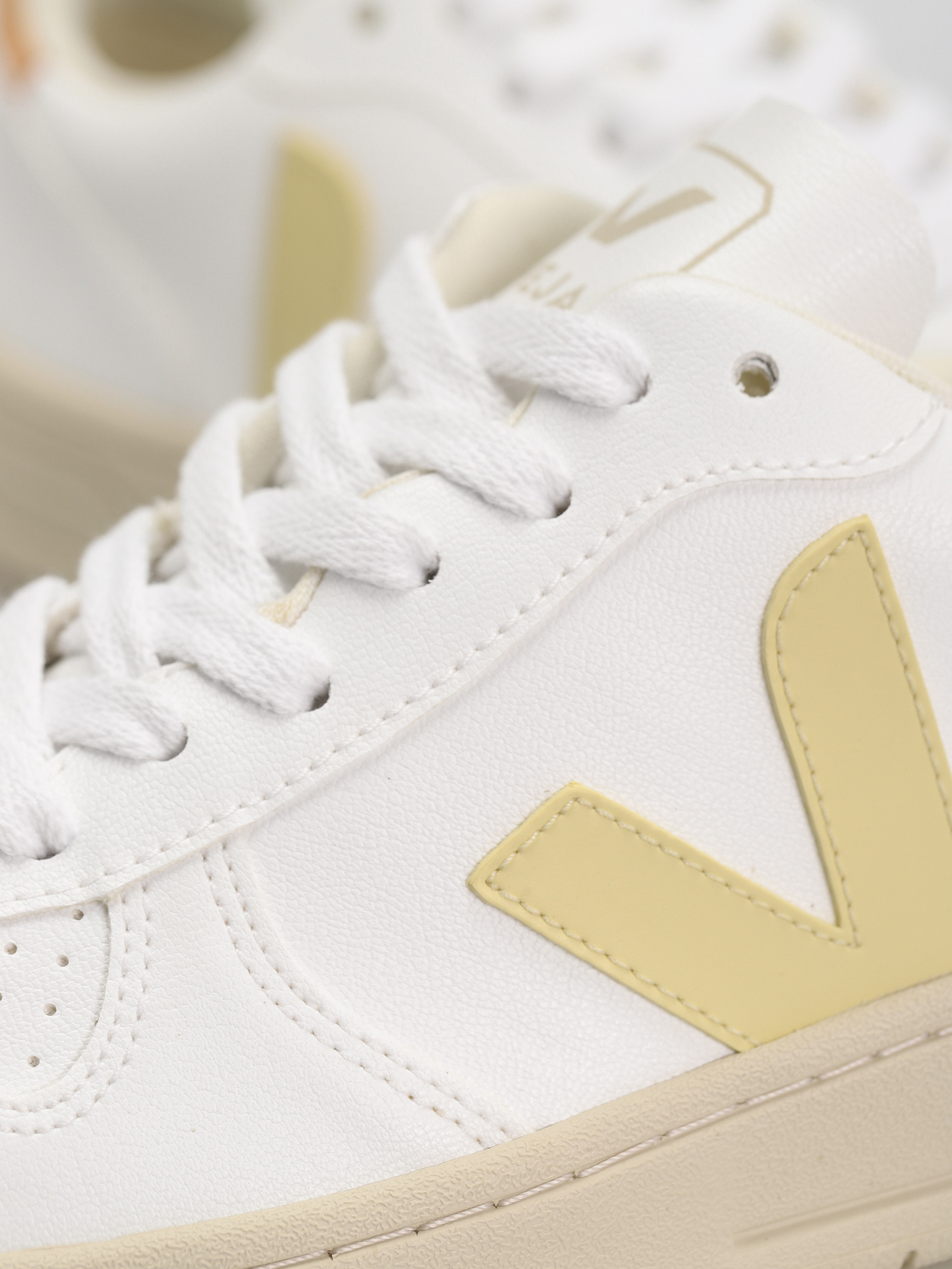 Veja V-10 Cipők Wmn (white sun peach)