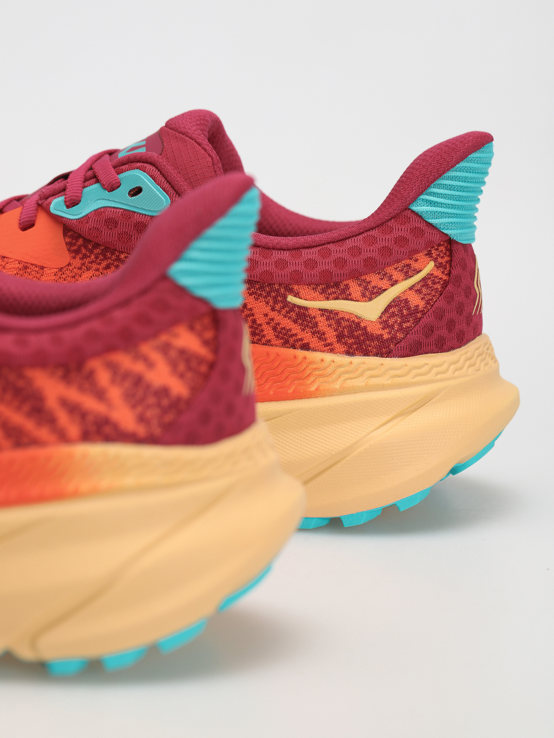 Hoka Challenger Atr 7 Cipők (flame/cherries jubilee)