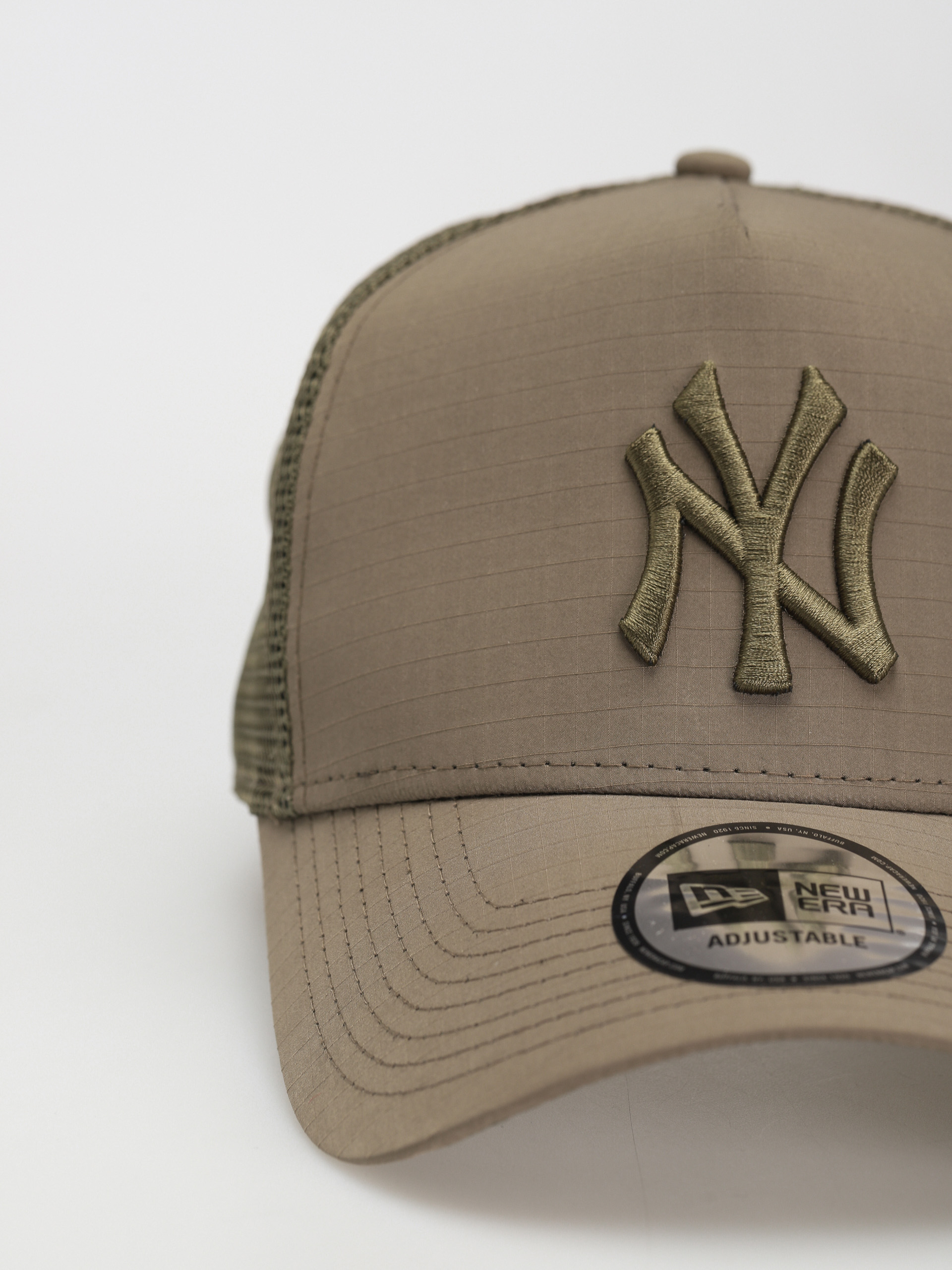 New Era Tech Ripstop Trucker New York Yankees Baseball sapka (brown)