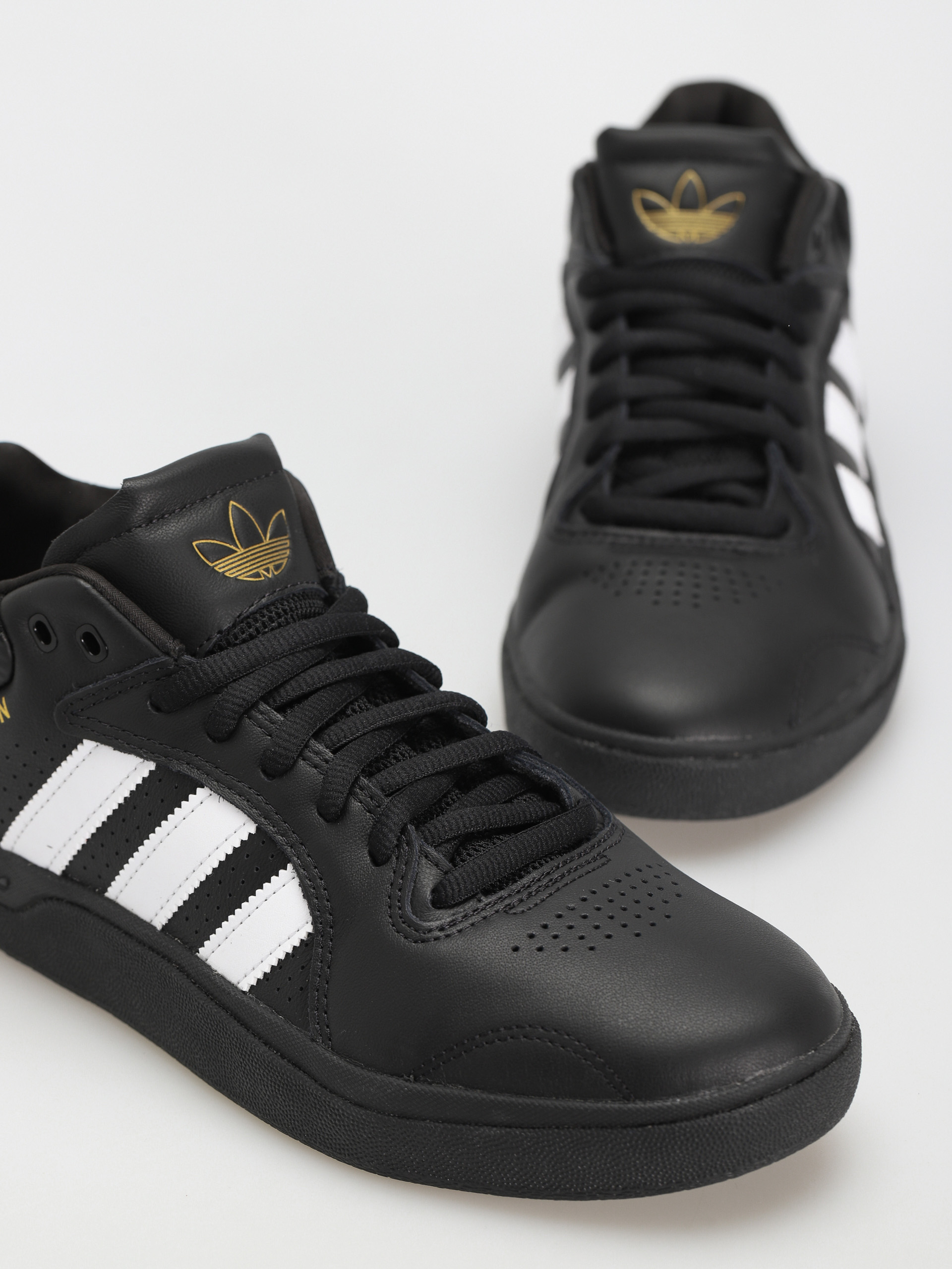 adidas Tyshawn Cipők (cblack/ftwwht/goldmt)