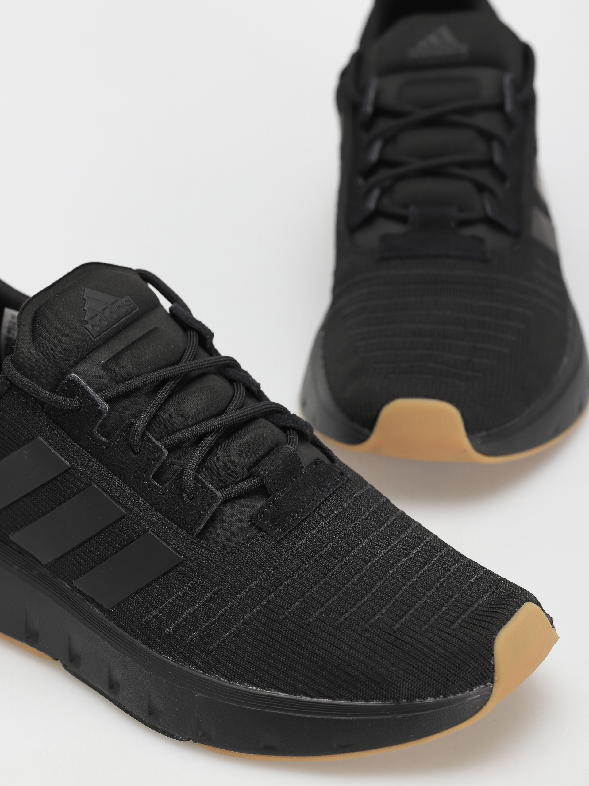 adidas Swift Run 23 Cipők (cblack/cblack/gum3)