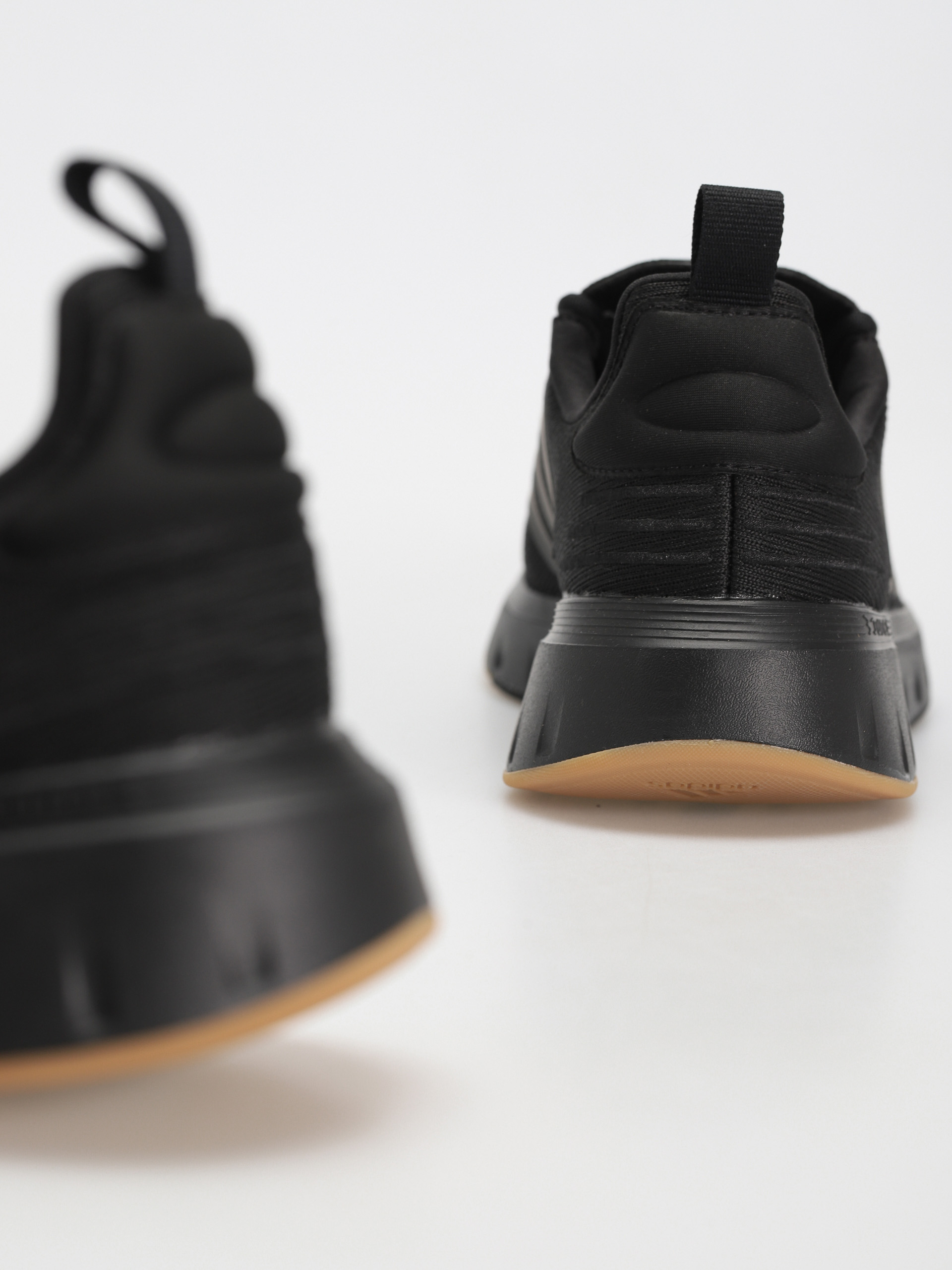 adidas Swift Run 23 Cipők (cblack/cblack/gum3)