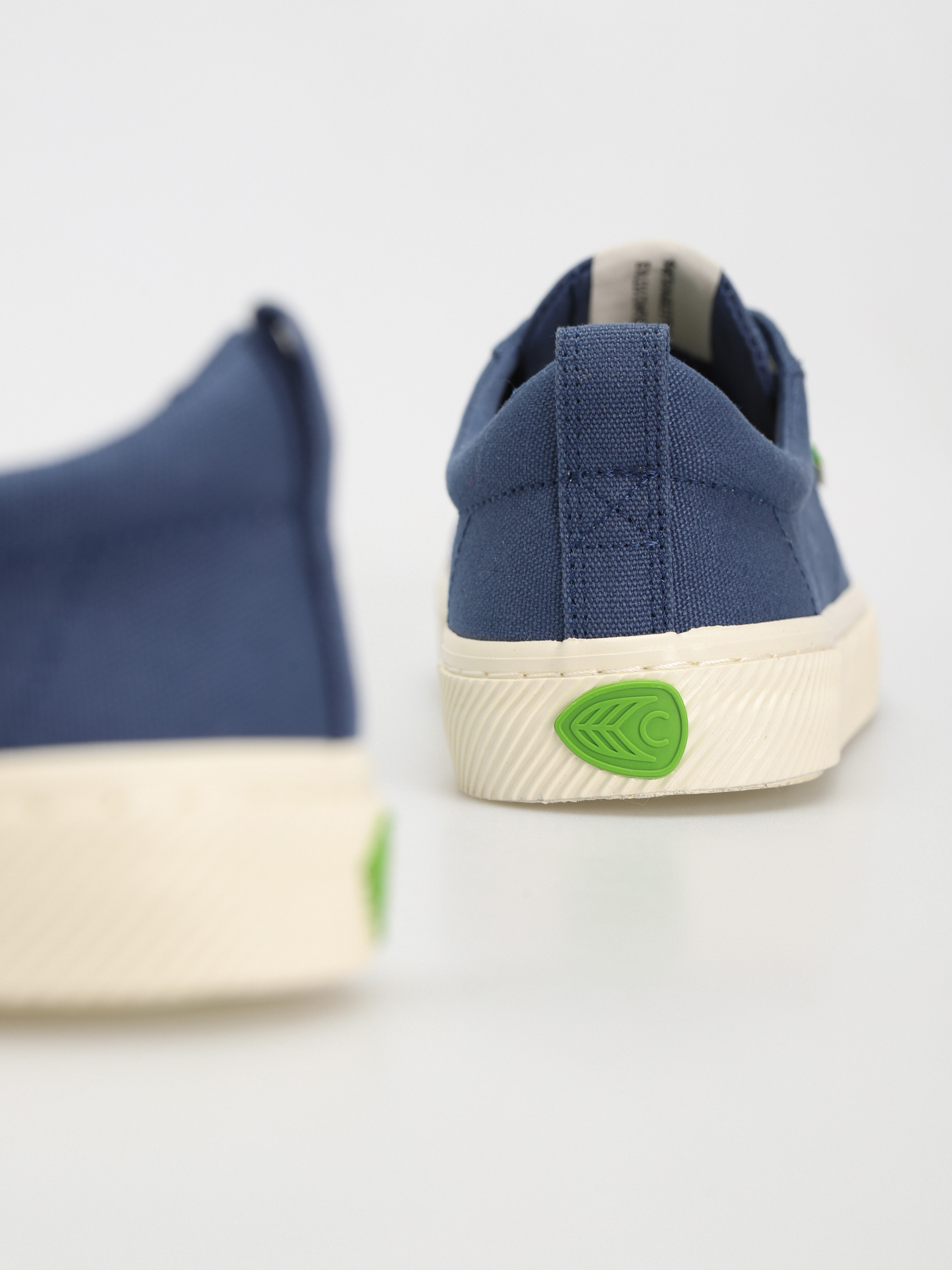 Cariuma Oca Low Cipők (shadow blue)