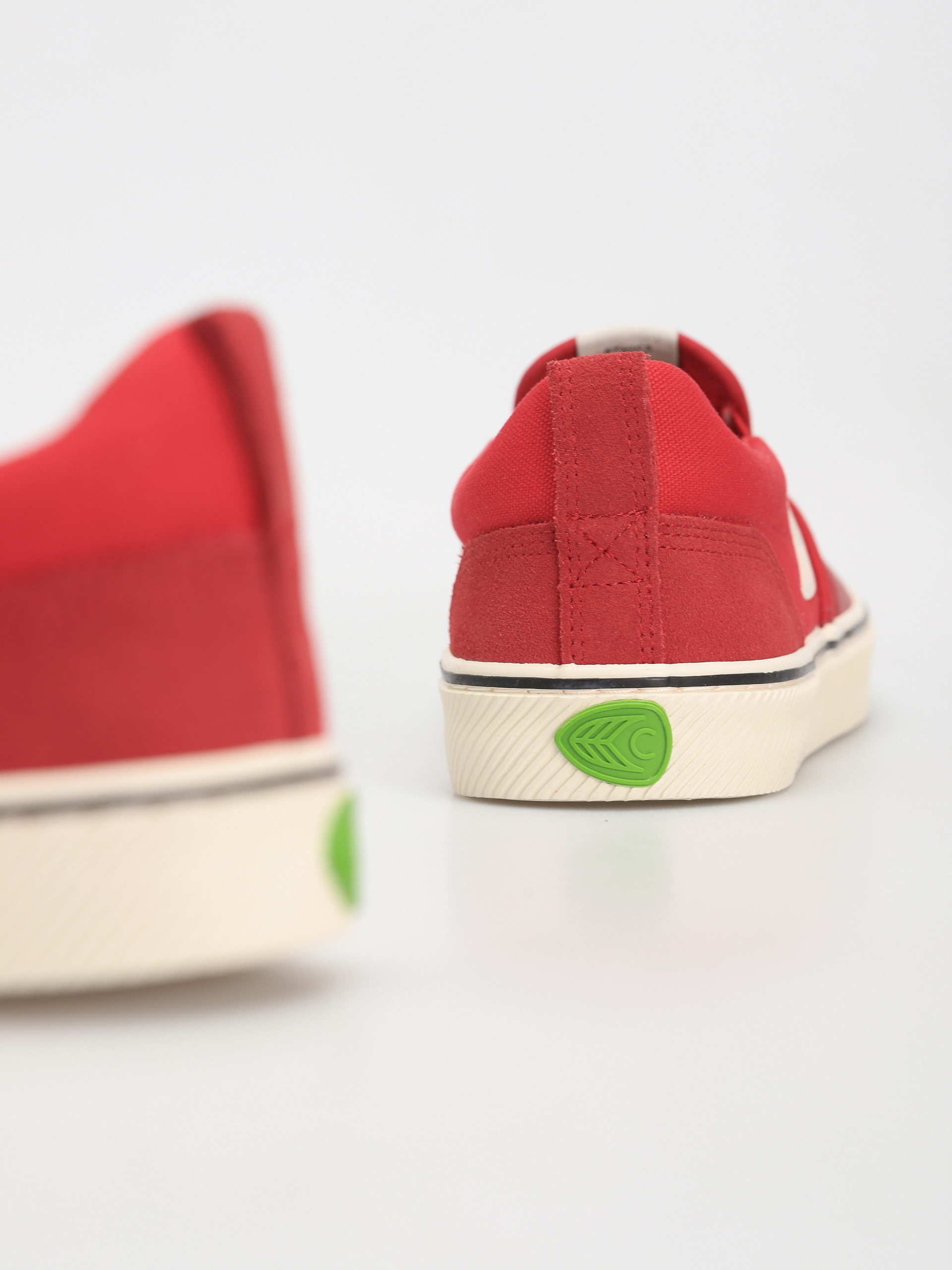 Cariuma Slip On Cipők (samba red)