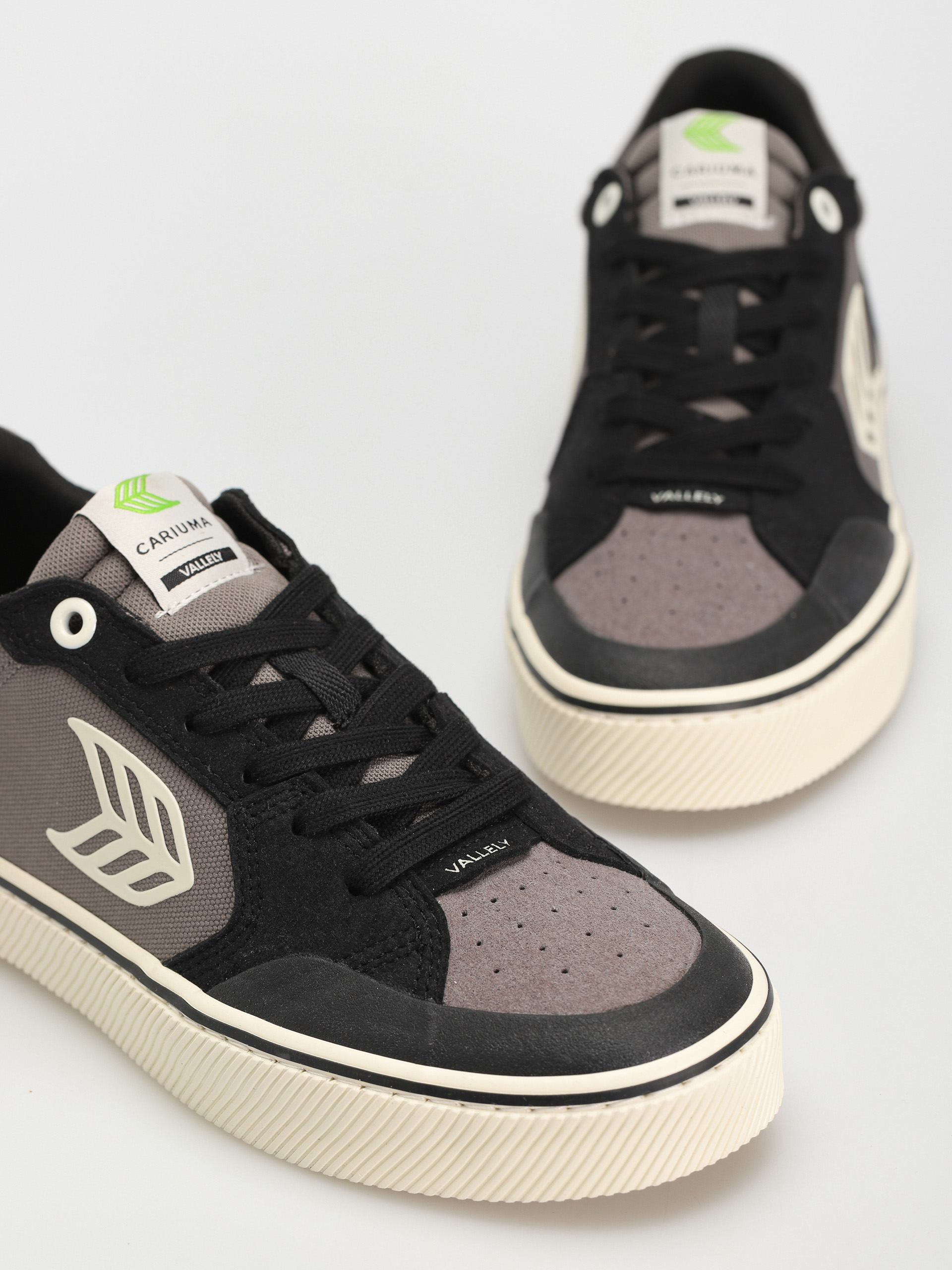 Cariuma Vallely Cipők (black charcoal grey)