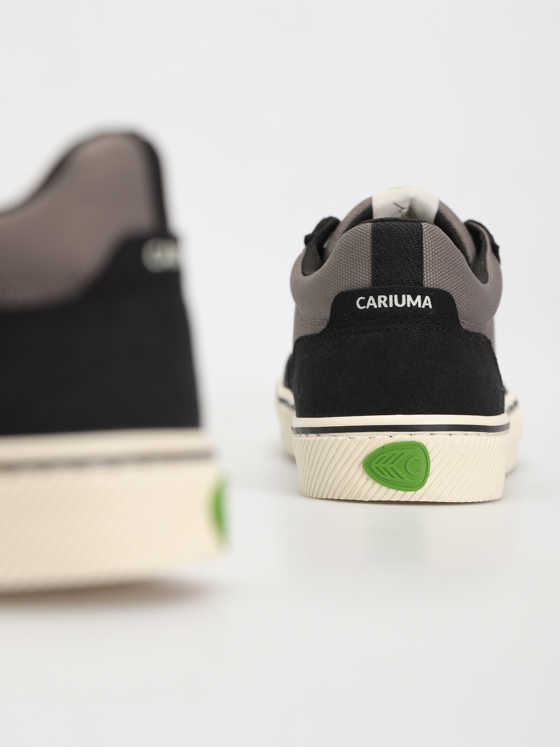 Cariuma Vallely Cipők (black charcoal grey)