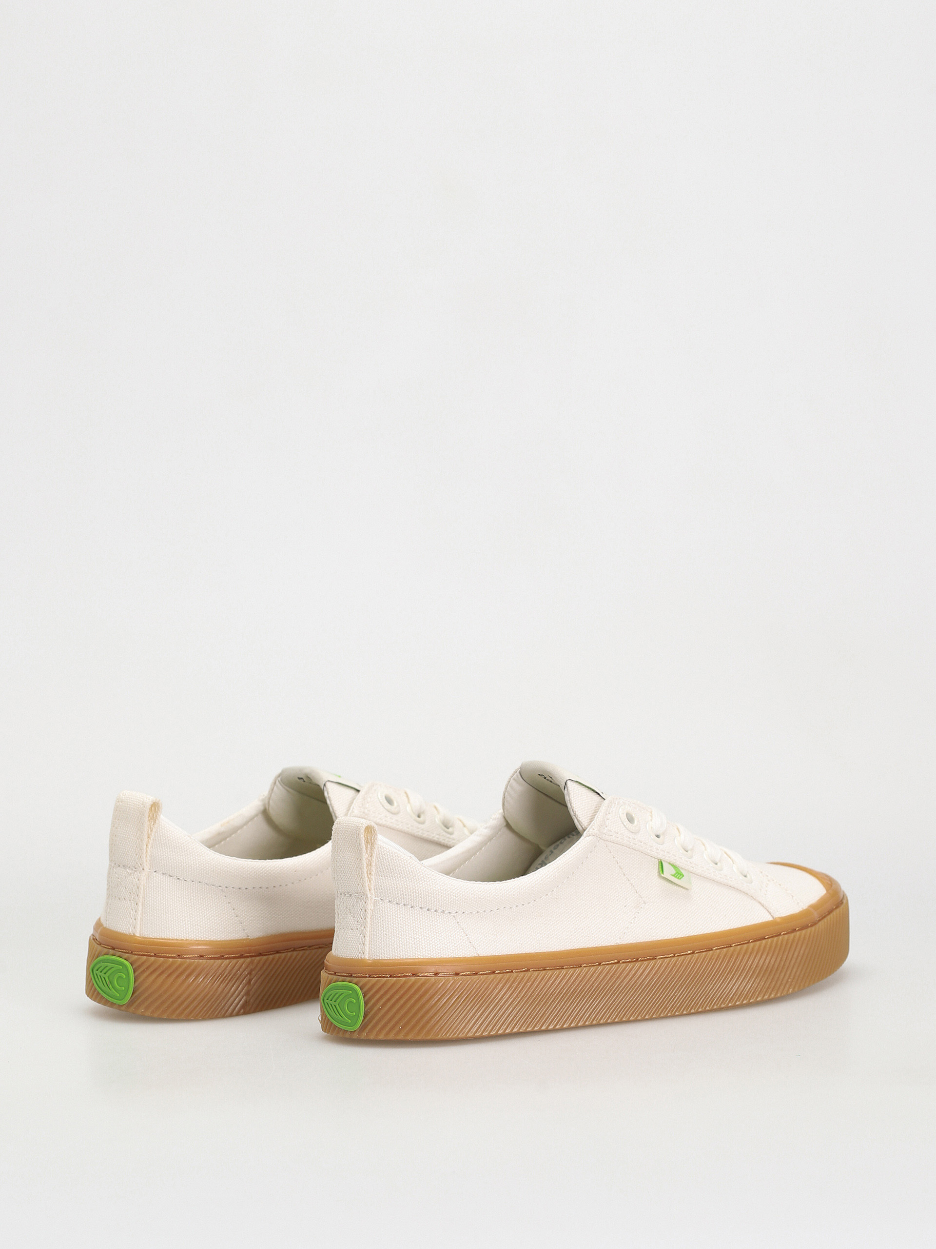 Cariuma Oca Low Cipők (gum off white)