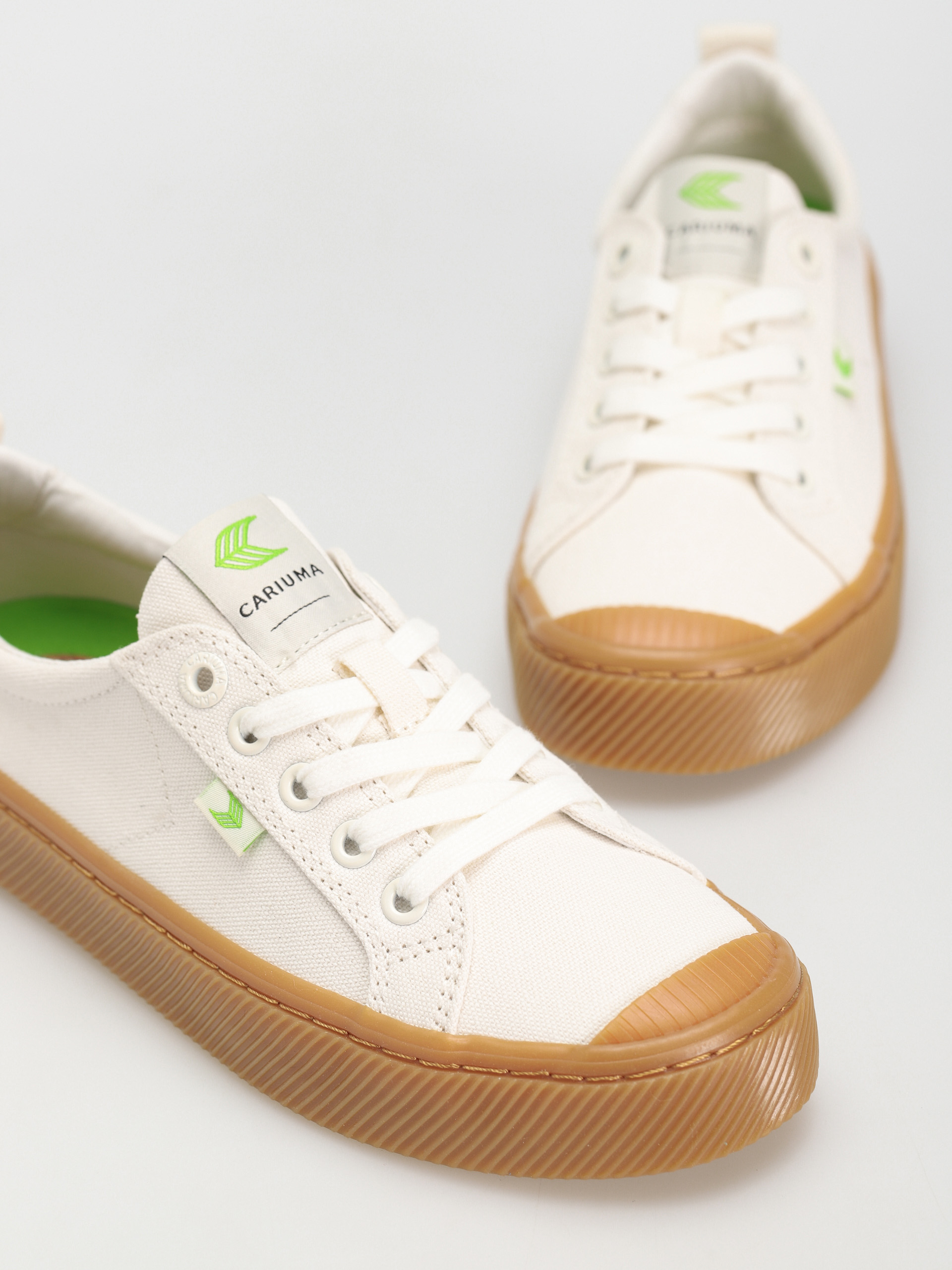 Cariuma Oca Low Cipők (gum off white)