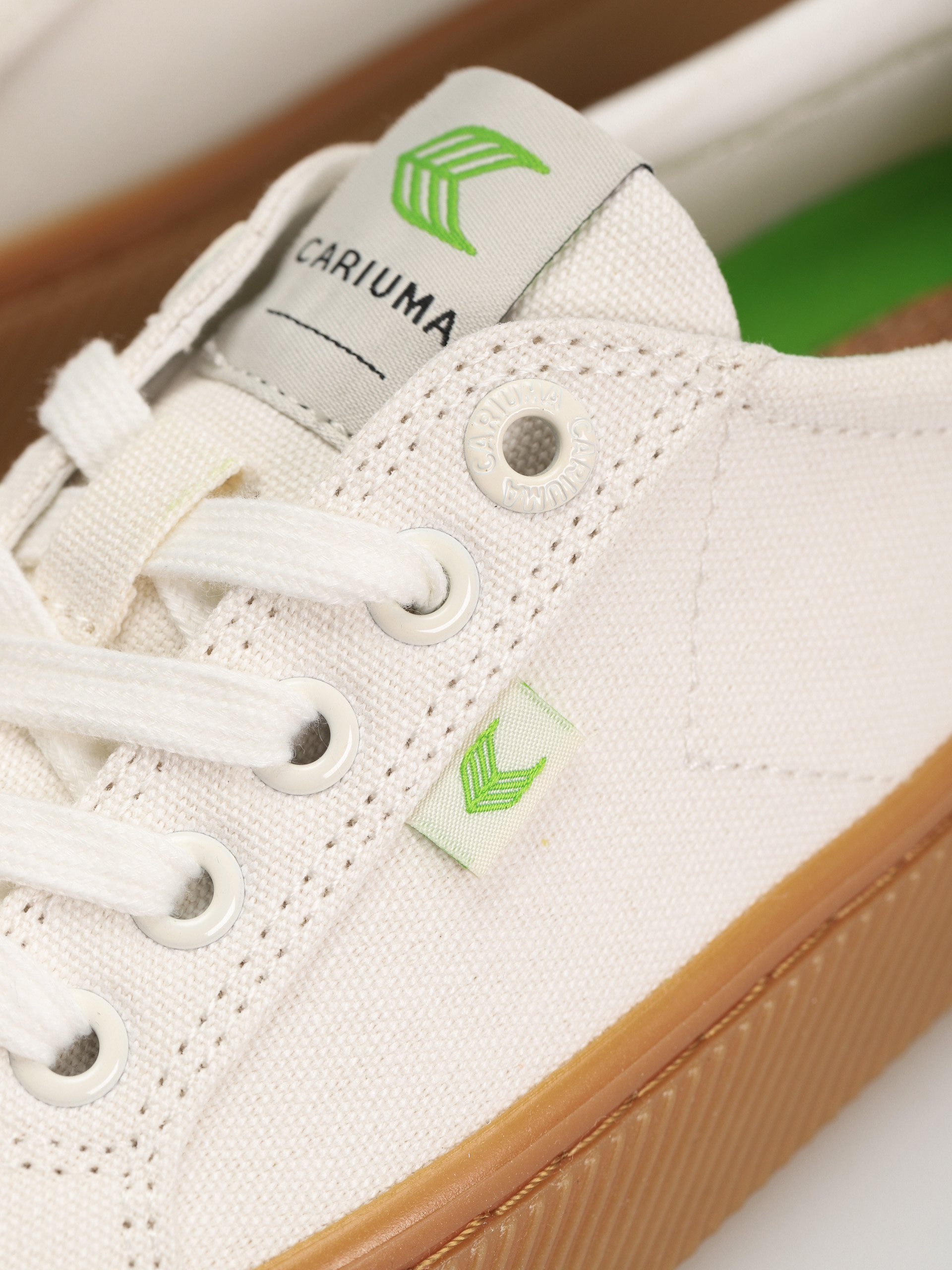 Cariuma Oca Low Cipők (gum off white)