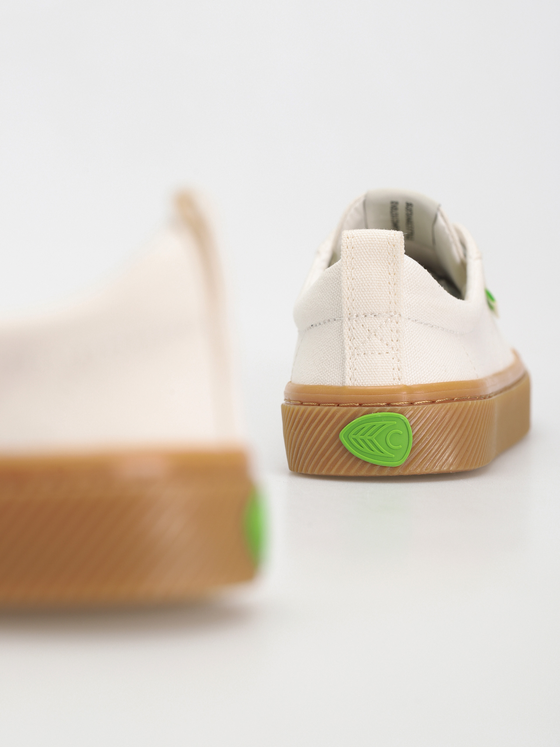 Cariuma Oca Low Cipők (gum off white)