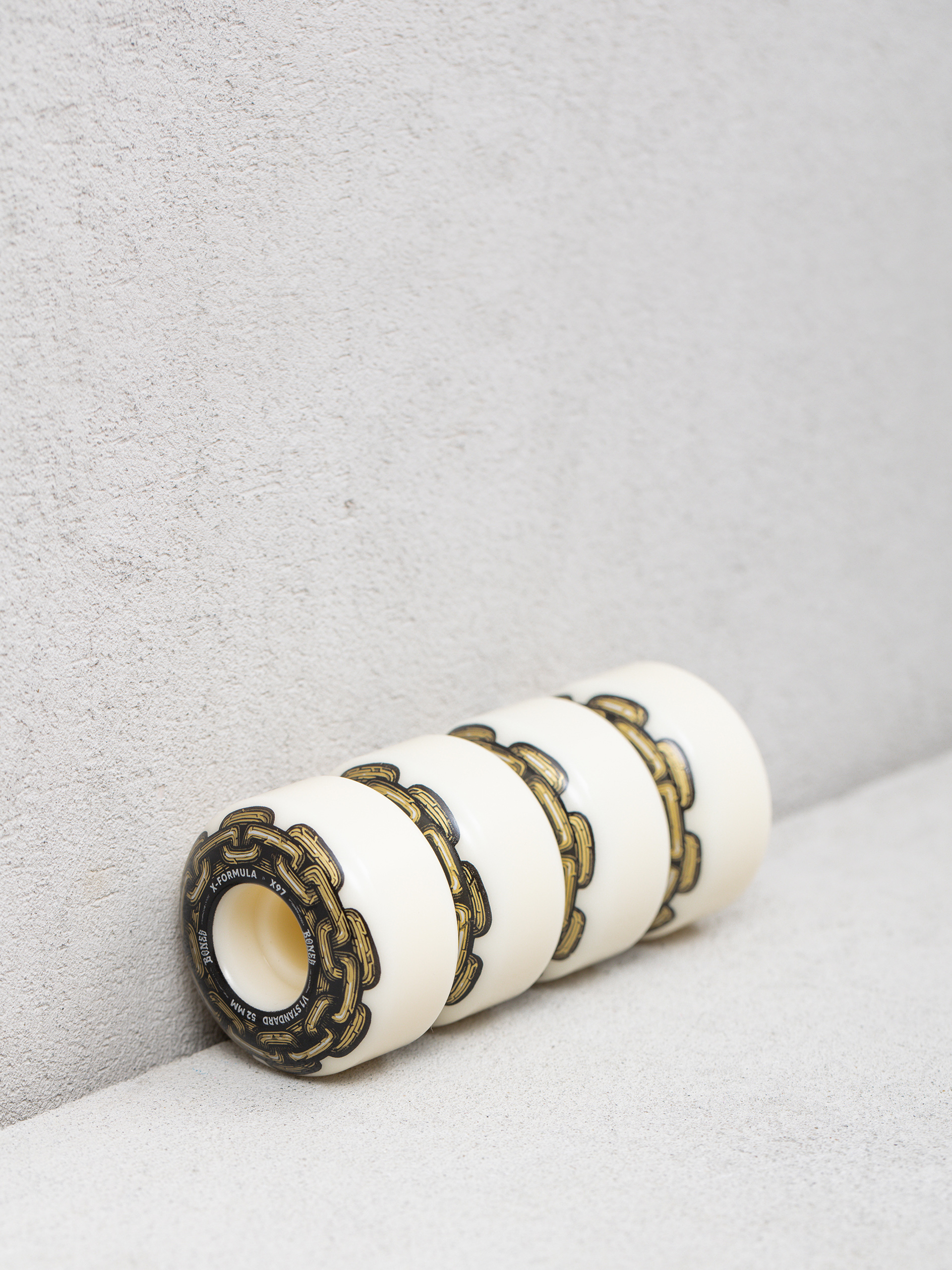 Bones X Formula V1 Standard 97A Gördeszka kerék (white/black)