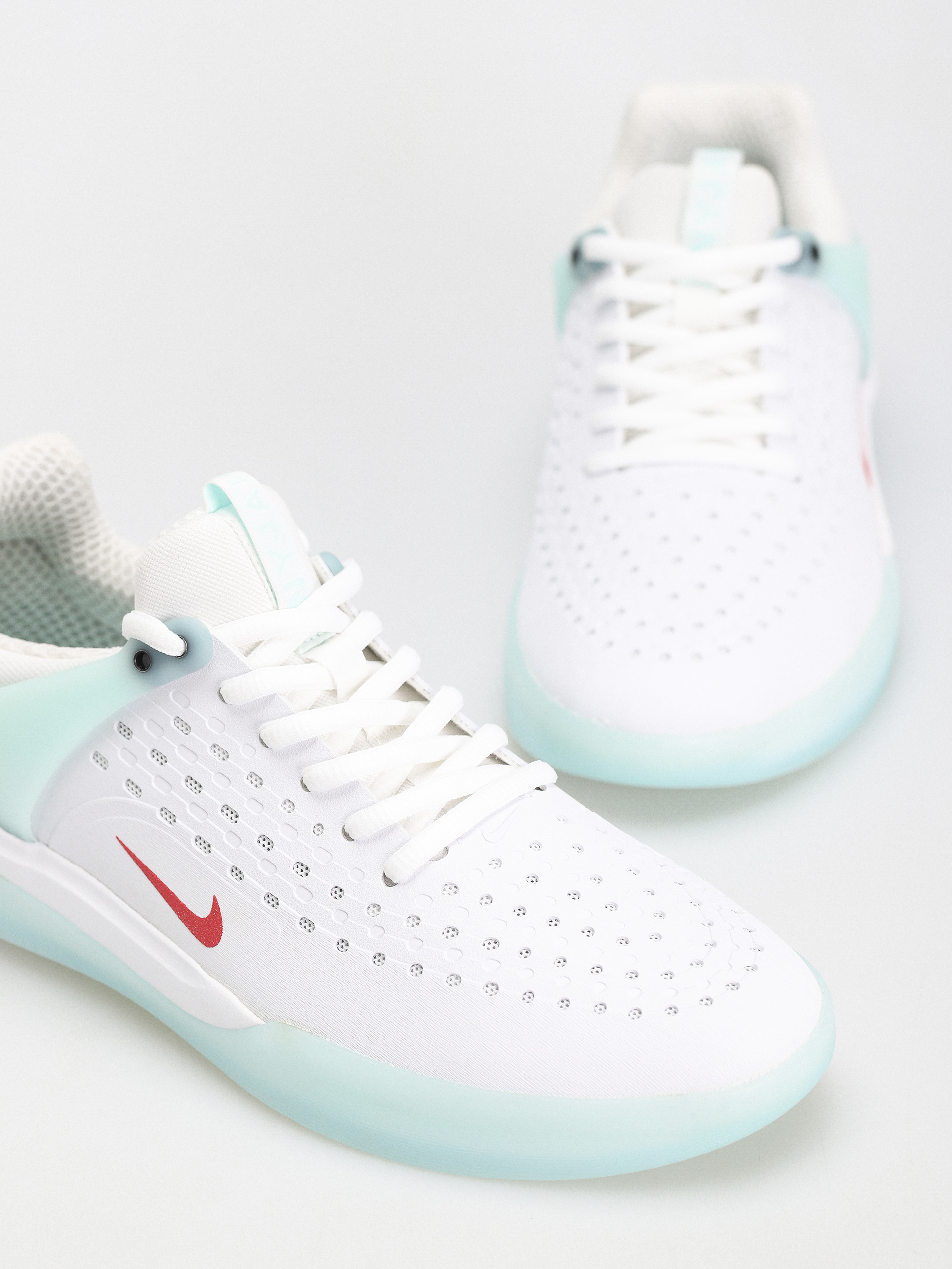 Nike SB Zoom Nyjah 3 Cipők (skylight/university red skylight white)