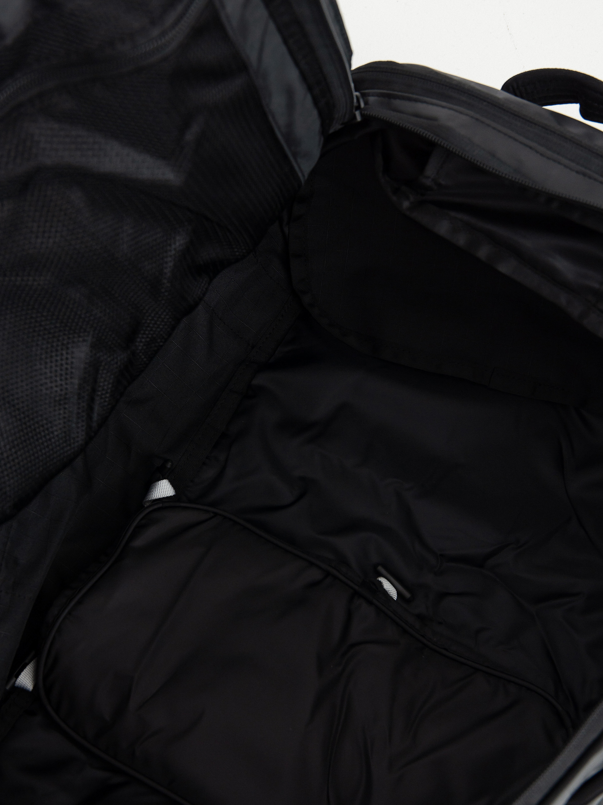 The North Face Base Camp Voyager Duffel 32L Táska (tnf black/tnf white)