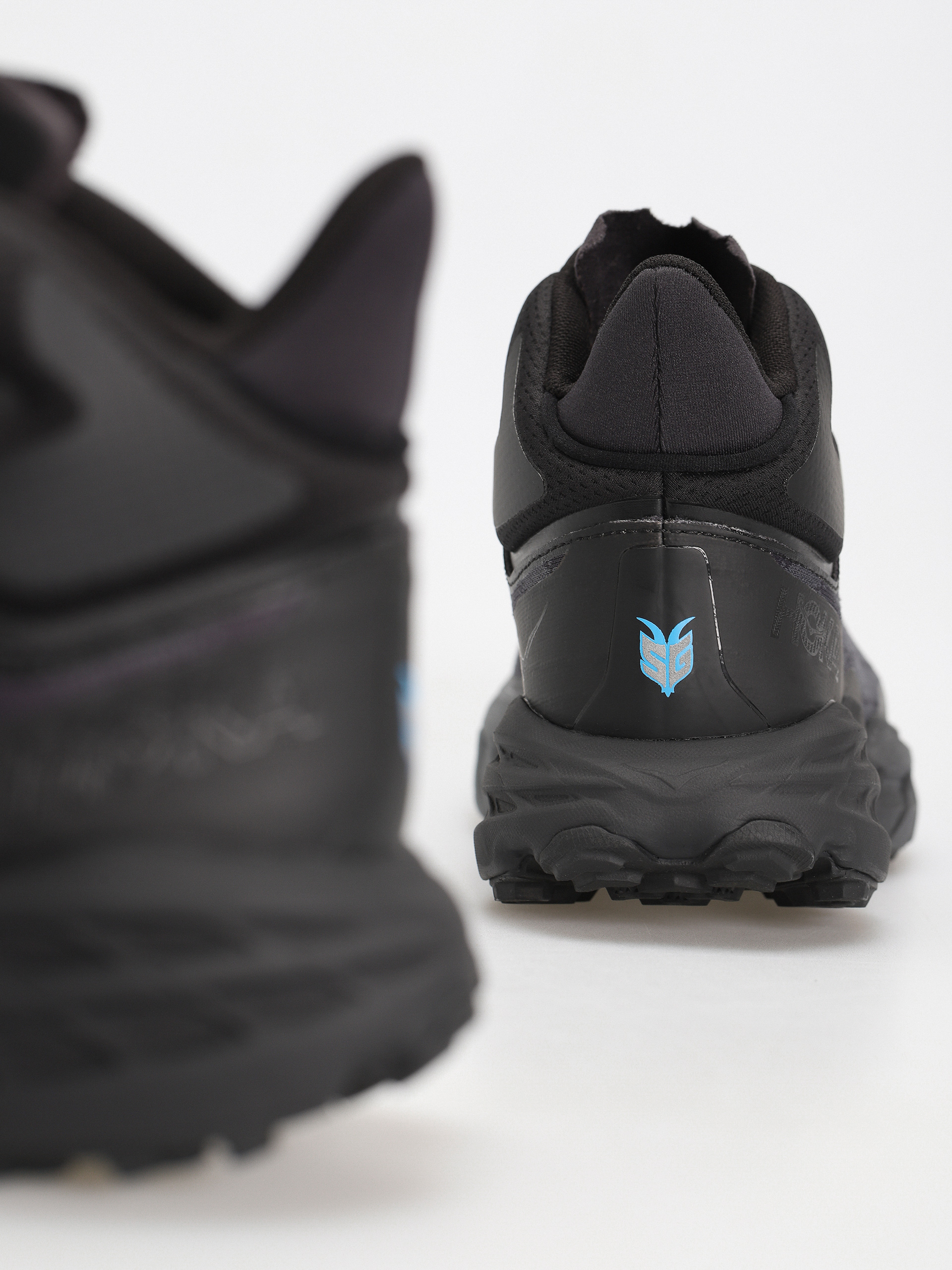 Hoka Speedgoat 5 Mid GTX Cipők (black/black)