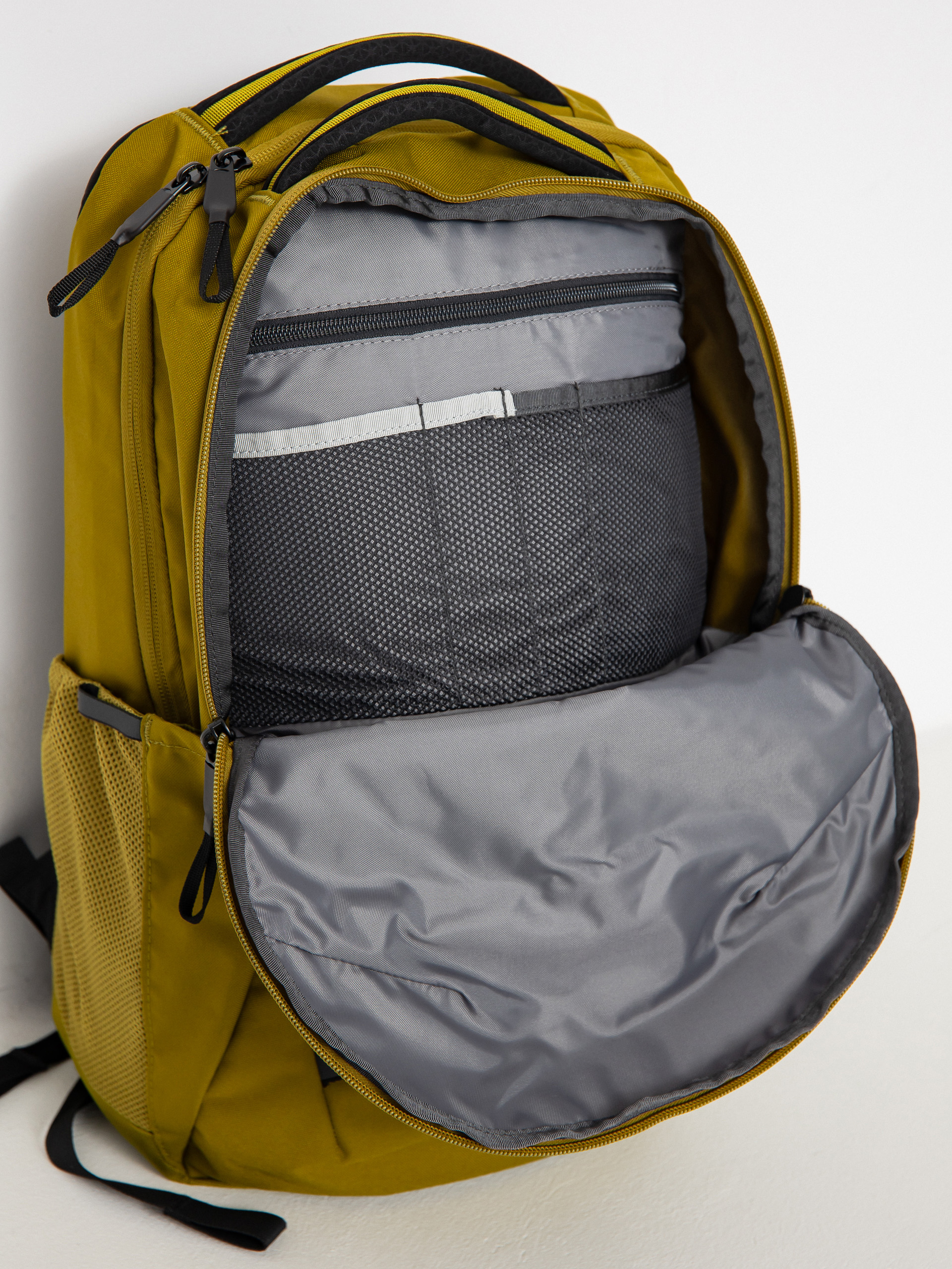 The North Face Vault Hátizsák (sulphur moss/tnf black)