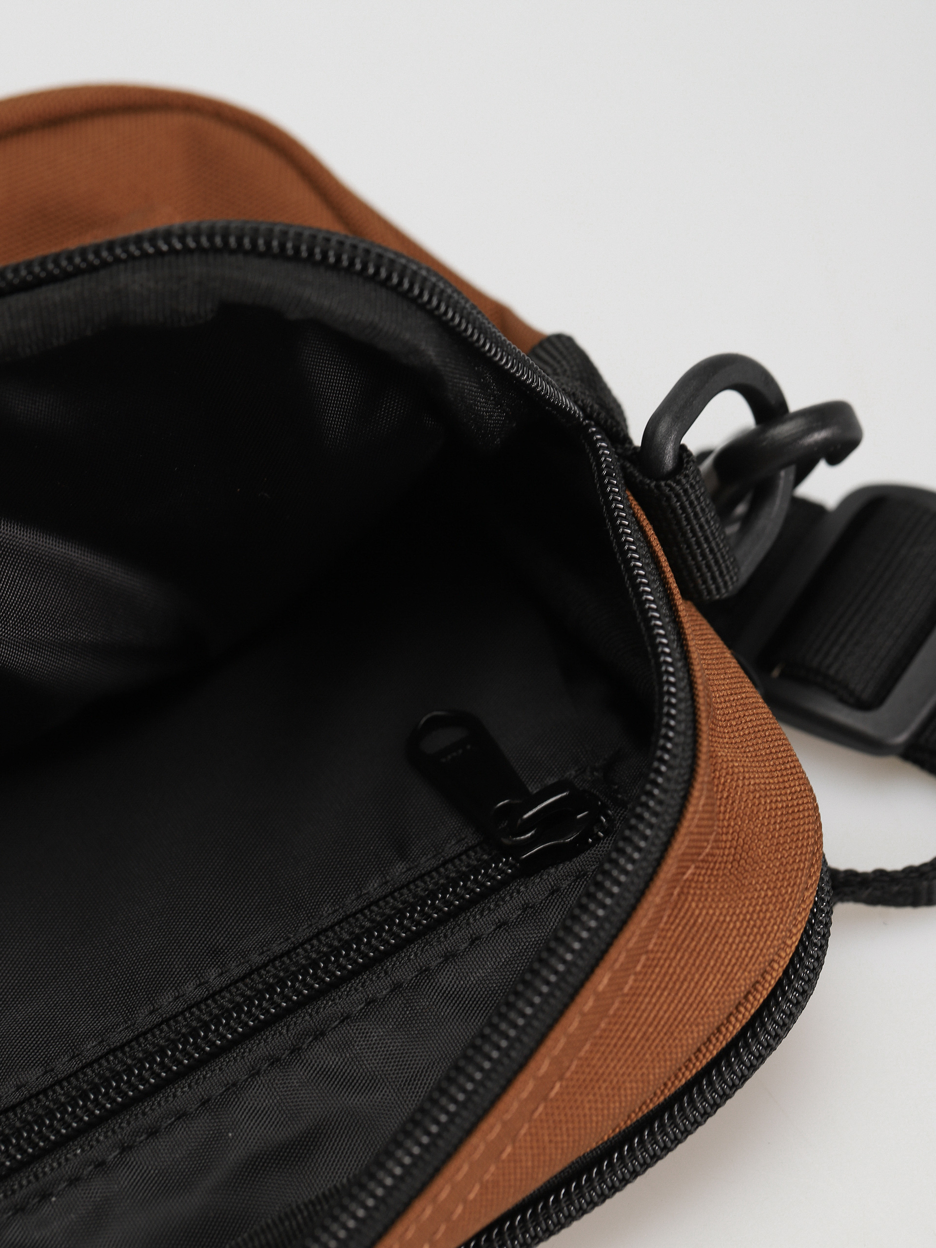 Carhartt WIP Essentials Táska (deep h brown)