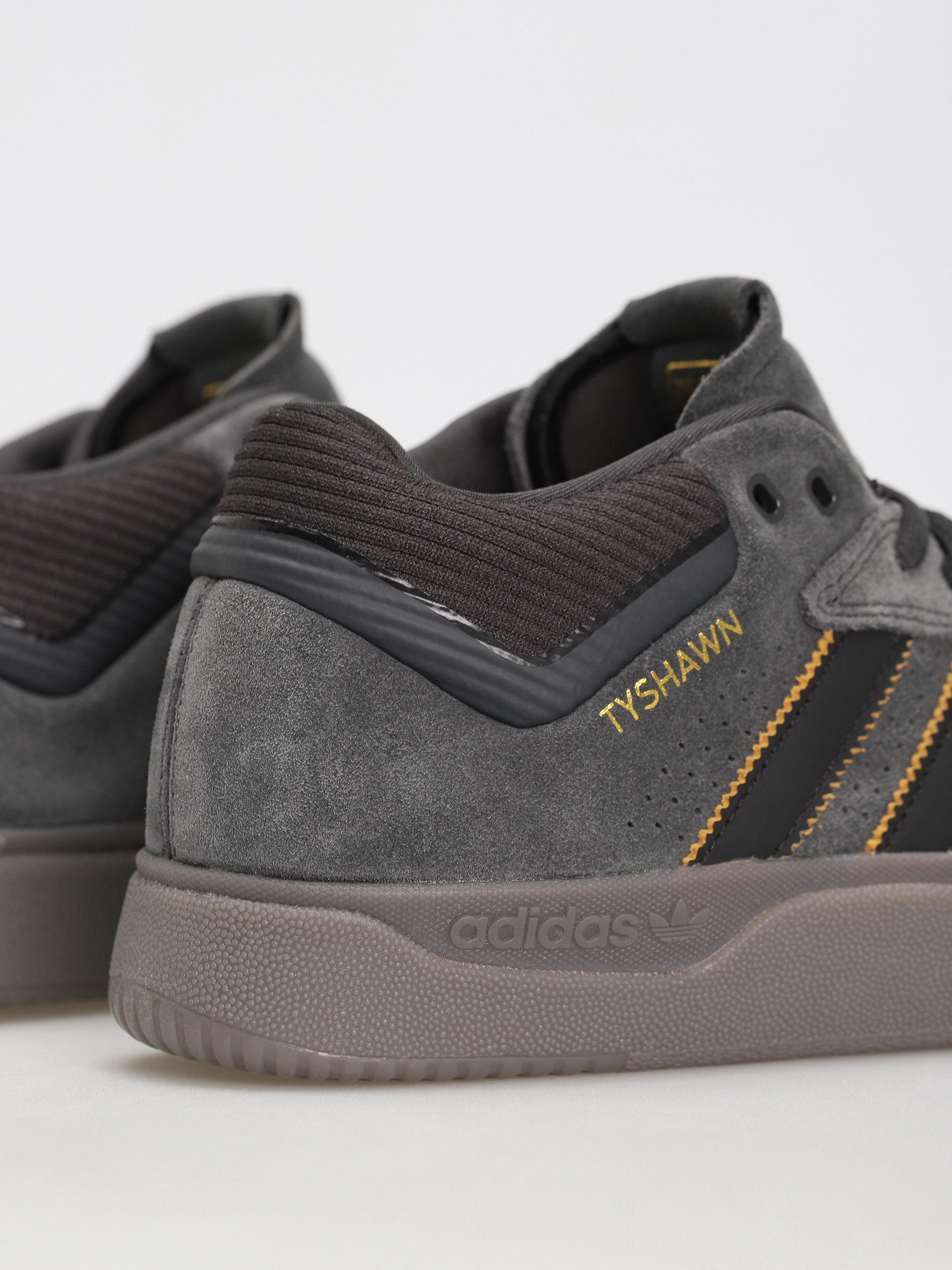 adidas Tyshawn Cipők (carbon/cblack/prebrn)