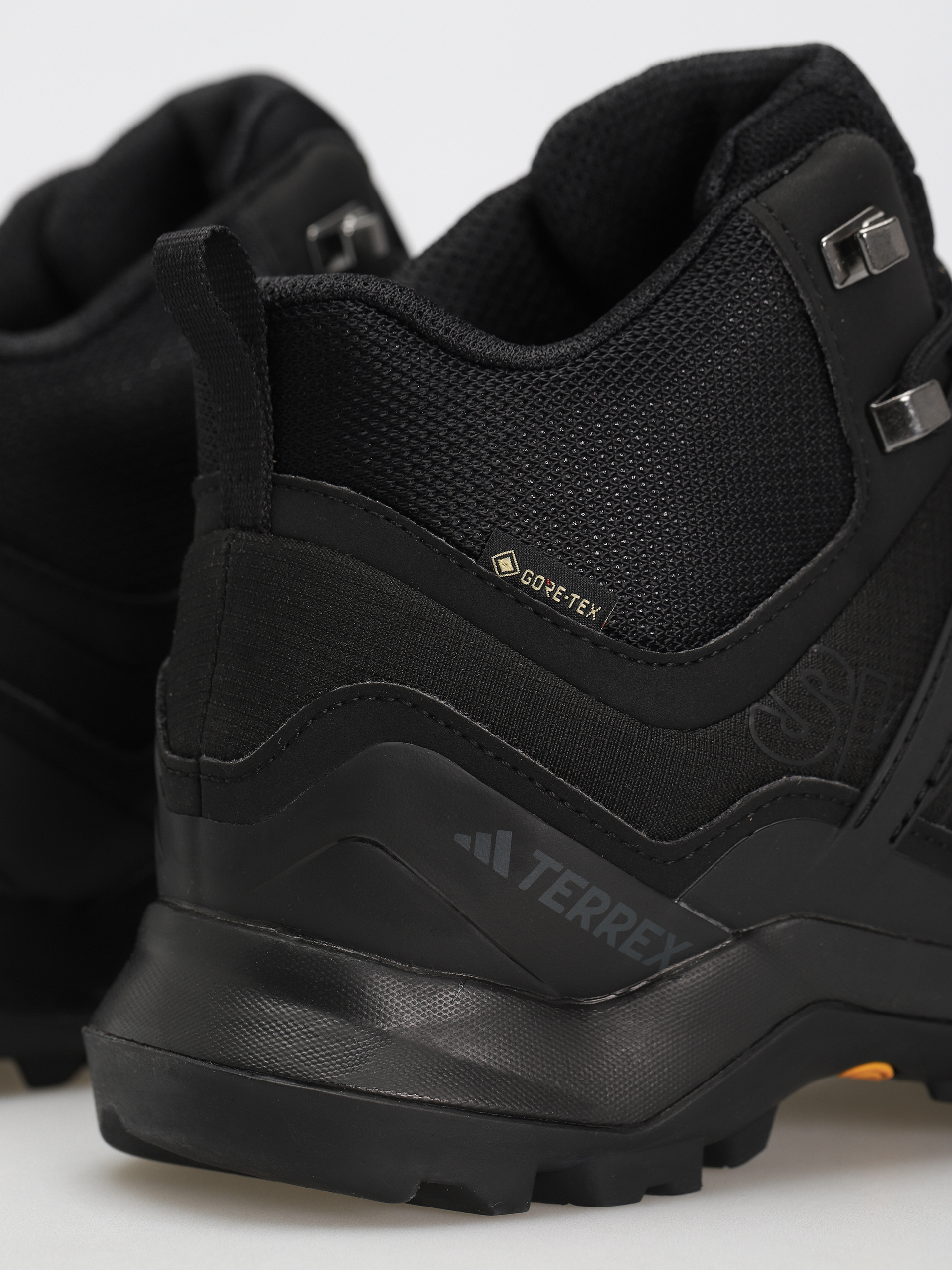 adidas Originals Terrex Swift R2 Mid Gtx Cipők (cblack/cblack/carbon)