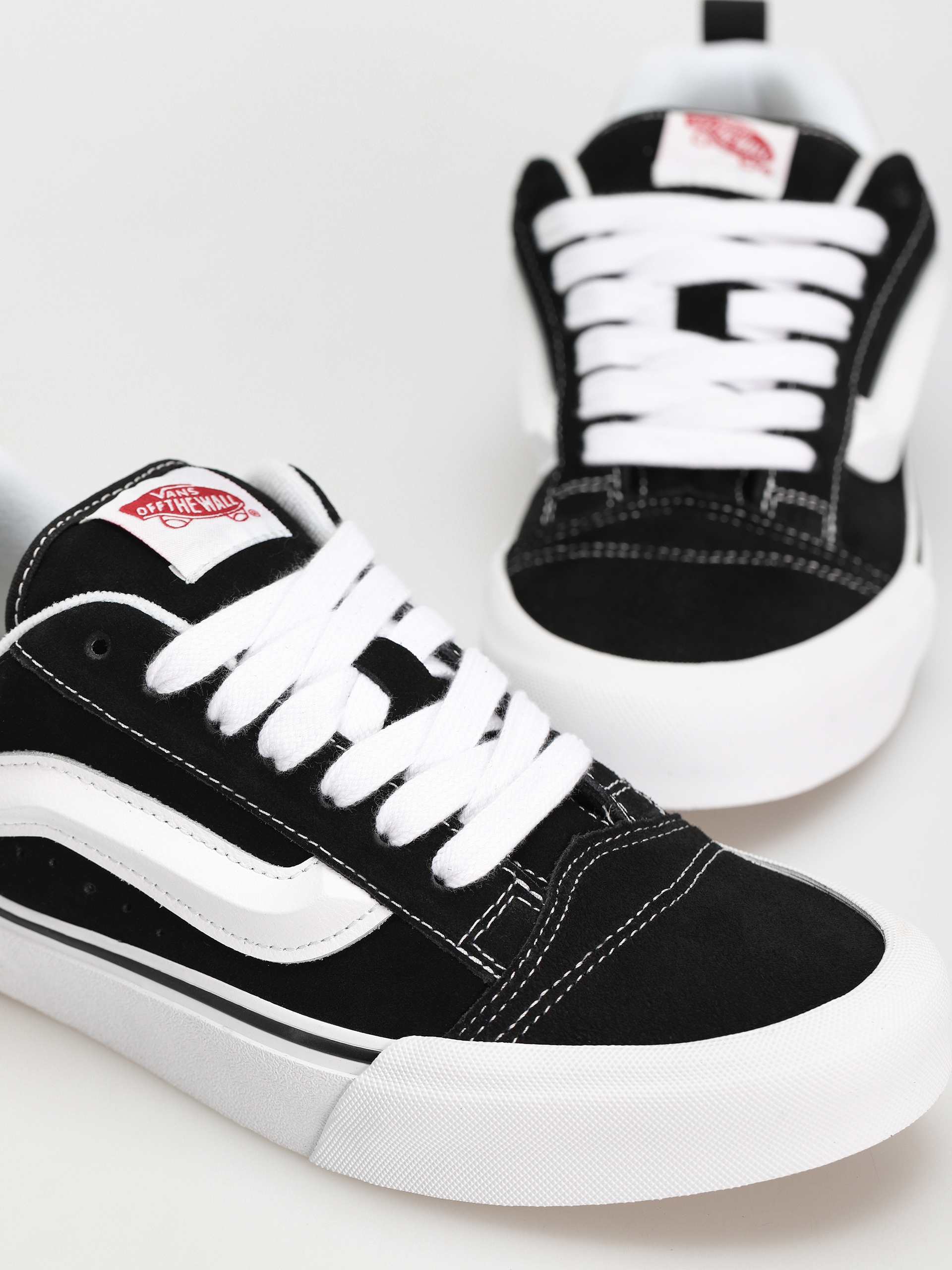 Vans Knu Skool Cipők (black/true white)