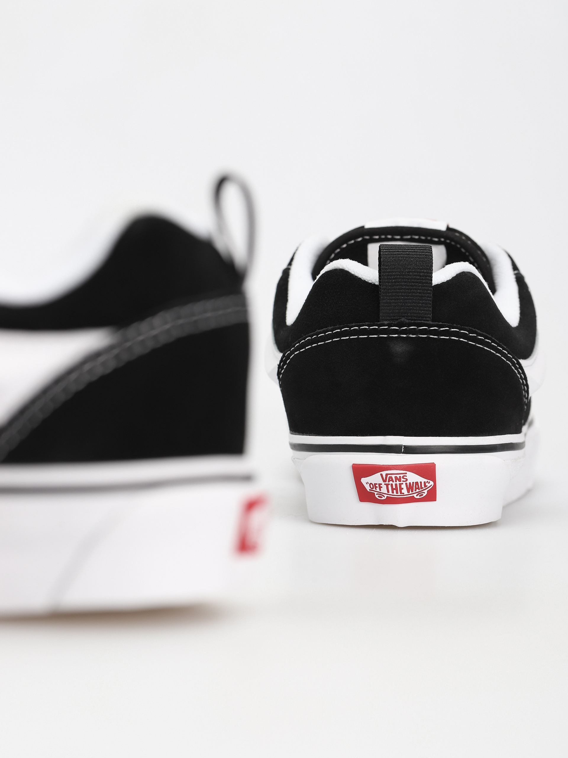 Vans Knu Skool Cipők (black/true white)