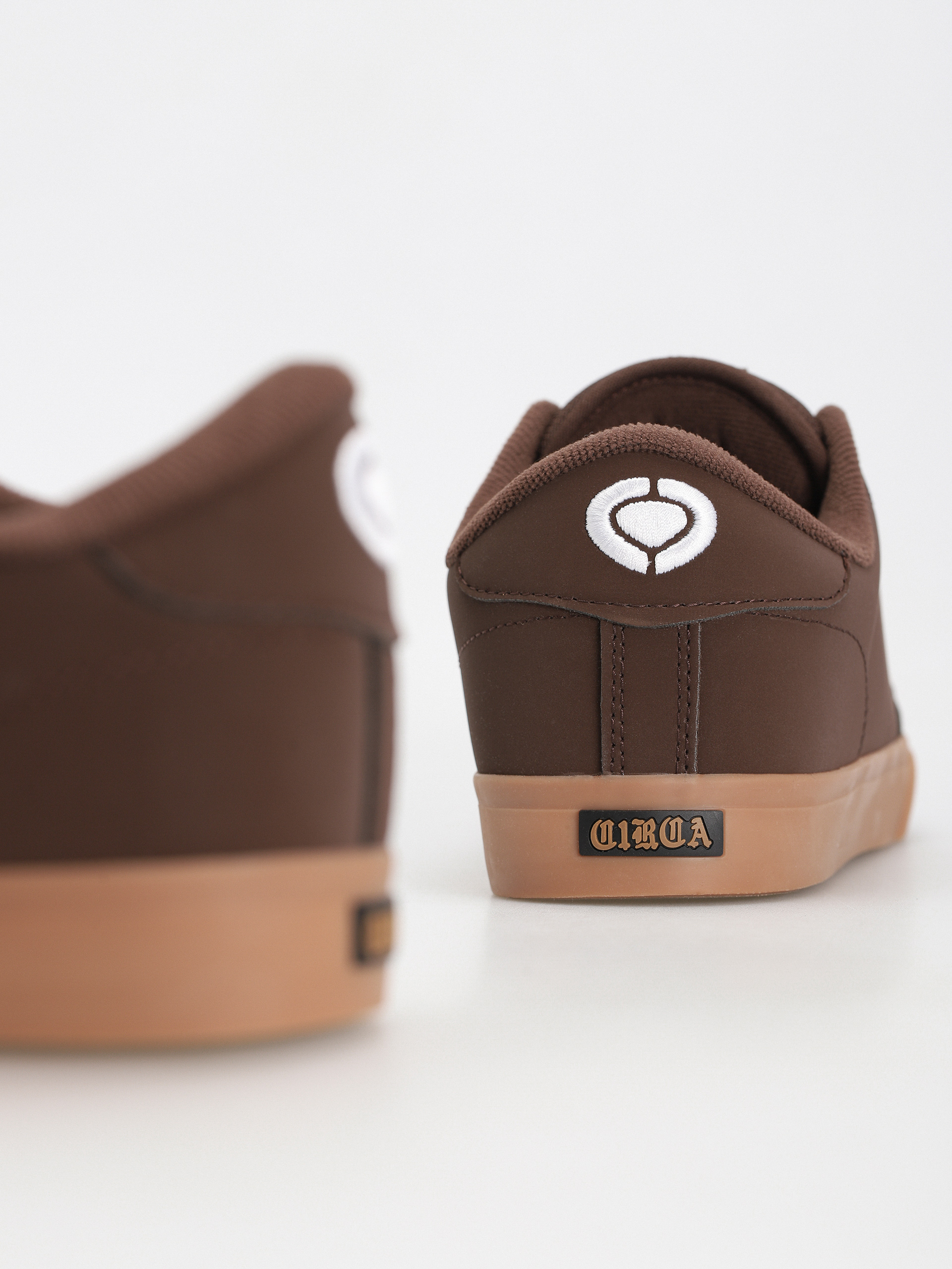 Circa Al 50 Cipők (potting soil/gum)