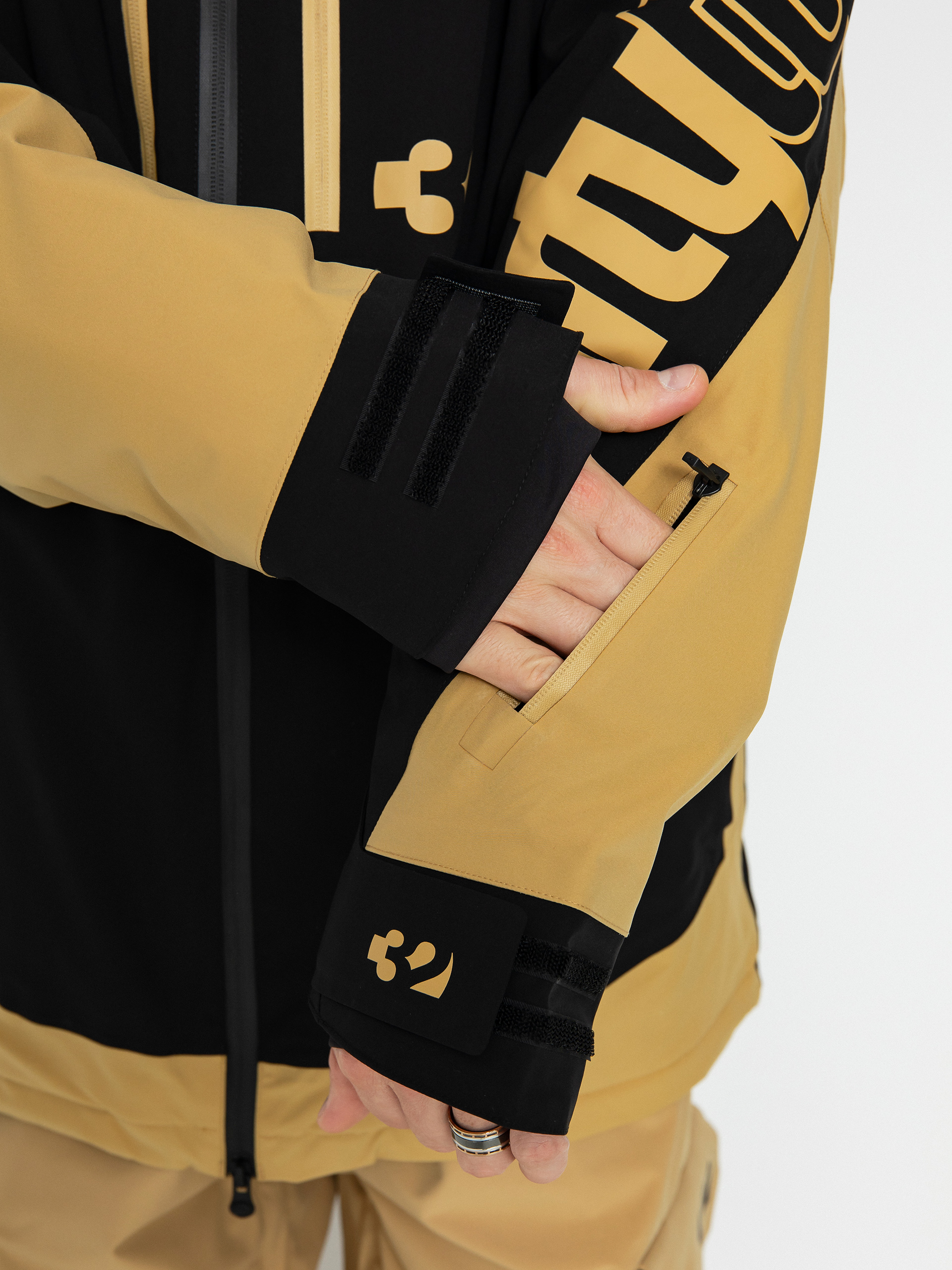 Férfi ThirtyTwo Lashed Insulated Snowboard dzseki (black/tan)