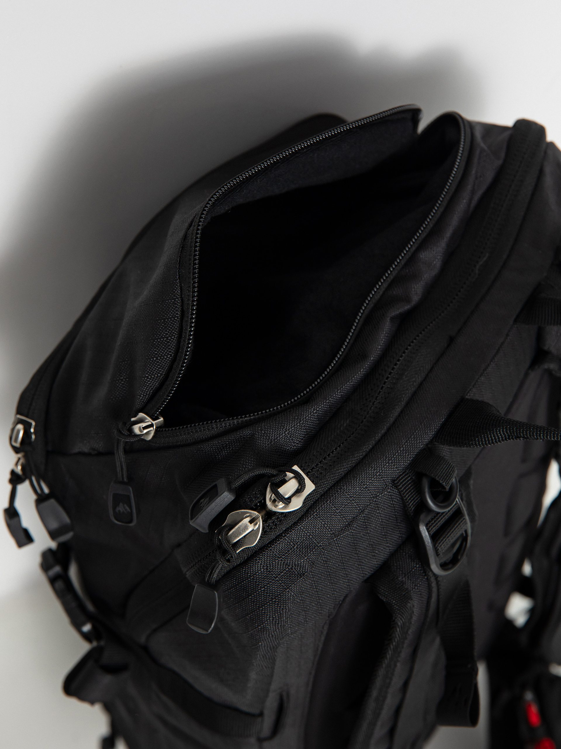 Jones Snowboards Bag Dscnt 25L Hátizsák (black)