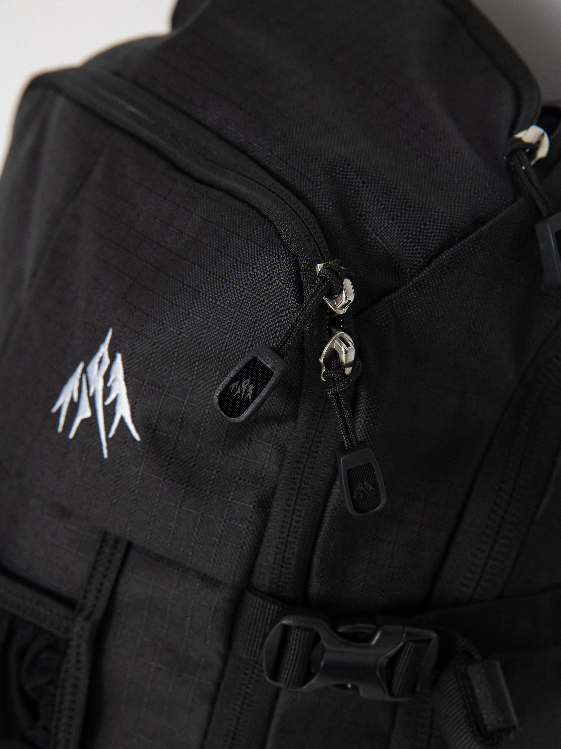 Jones Snowboards Bag Dscnt 25L Hátizsák (black)