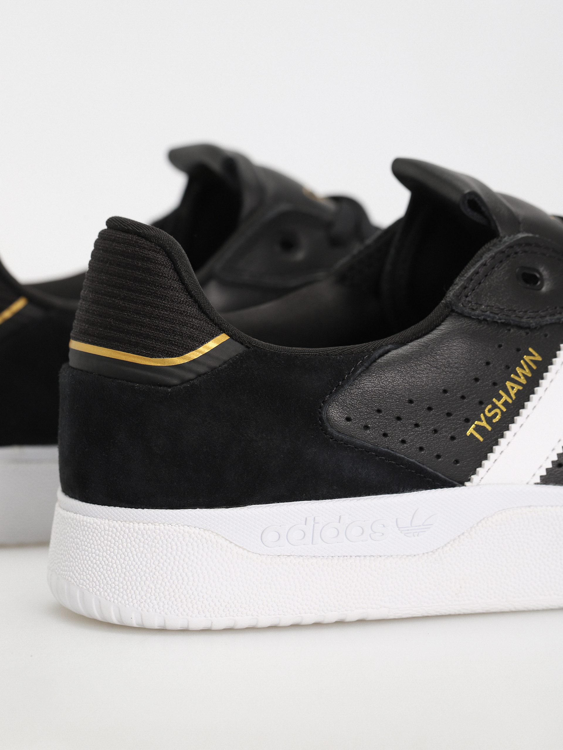 adidas Tyshawn Low Cipők (cblack/ftwwht/goldmt)