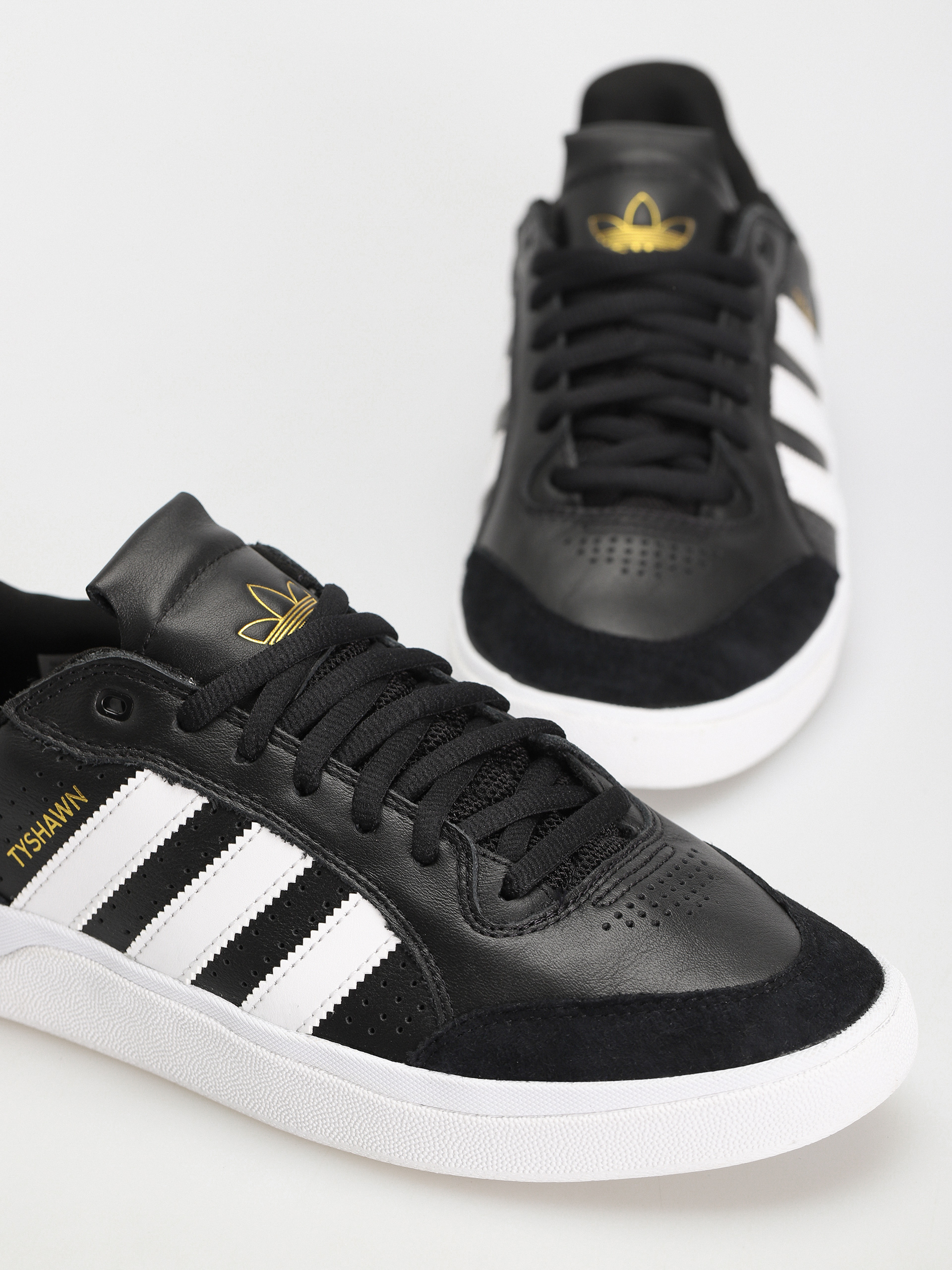 adidas Tyshawn Low Cipők (cblack/ftwwht/goldmt)