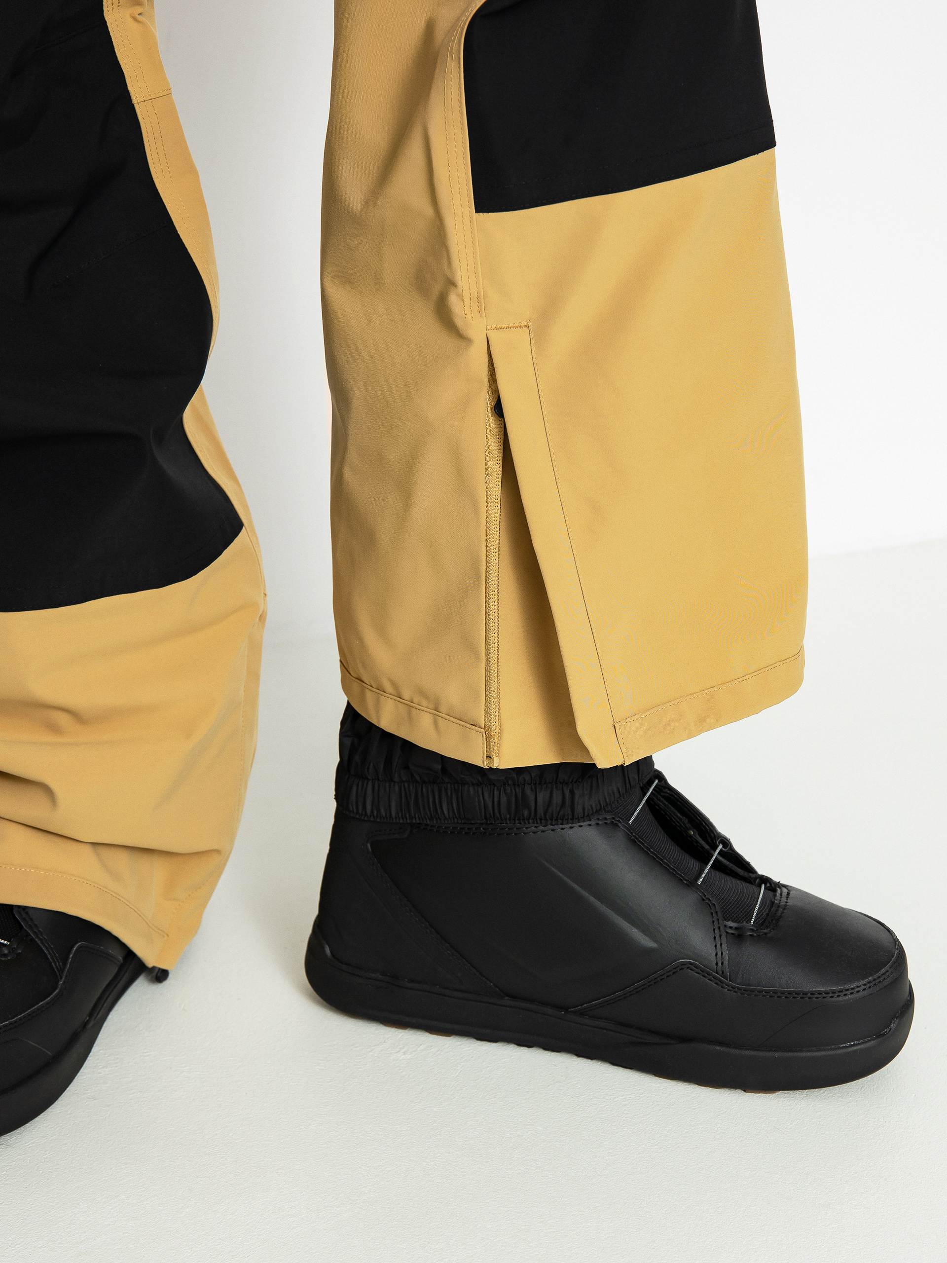 Férfi ThirtyTwo Basement Bib Snowboard nadrág (black/tan)