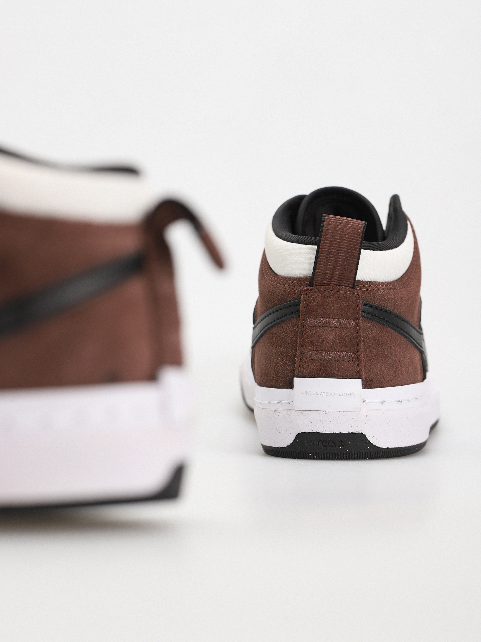Nike SB React Leo Cipők (lt chocolate/black white black)