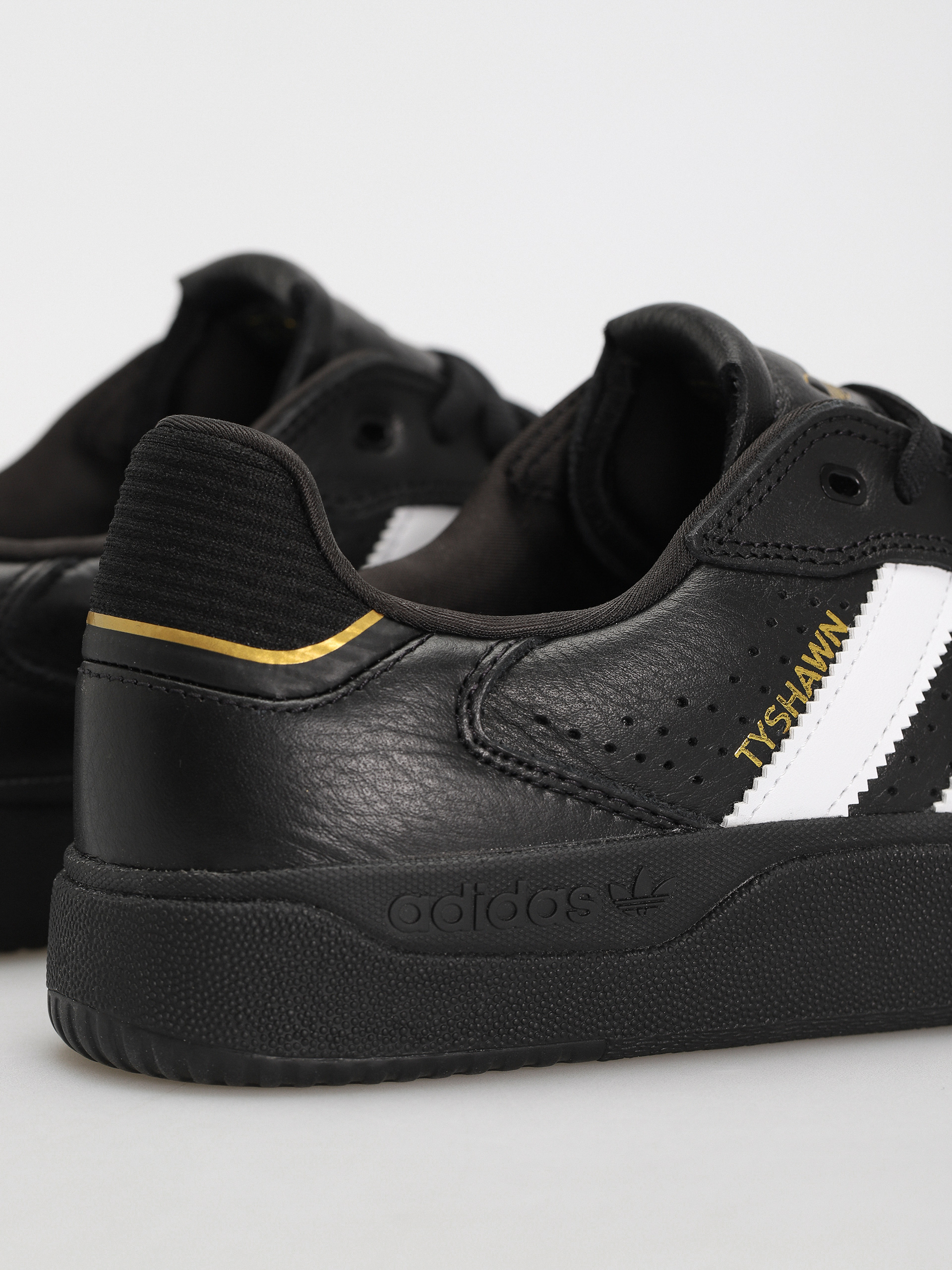 adidas Tyshawn Low Cipők (cblack/ftwwht/goldmt)