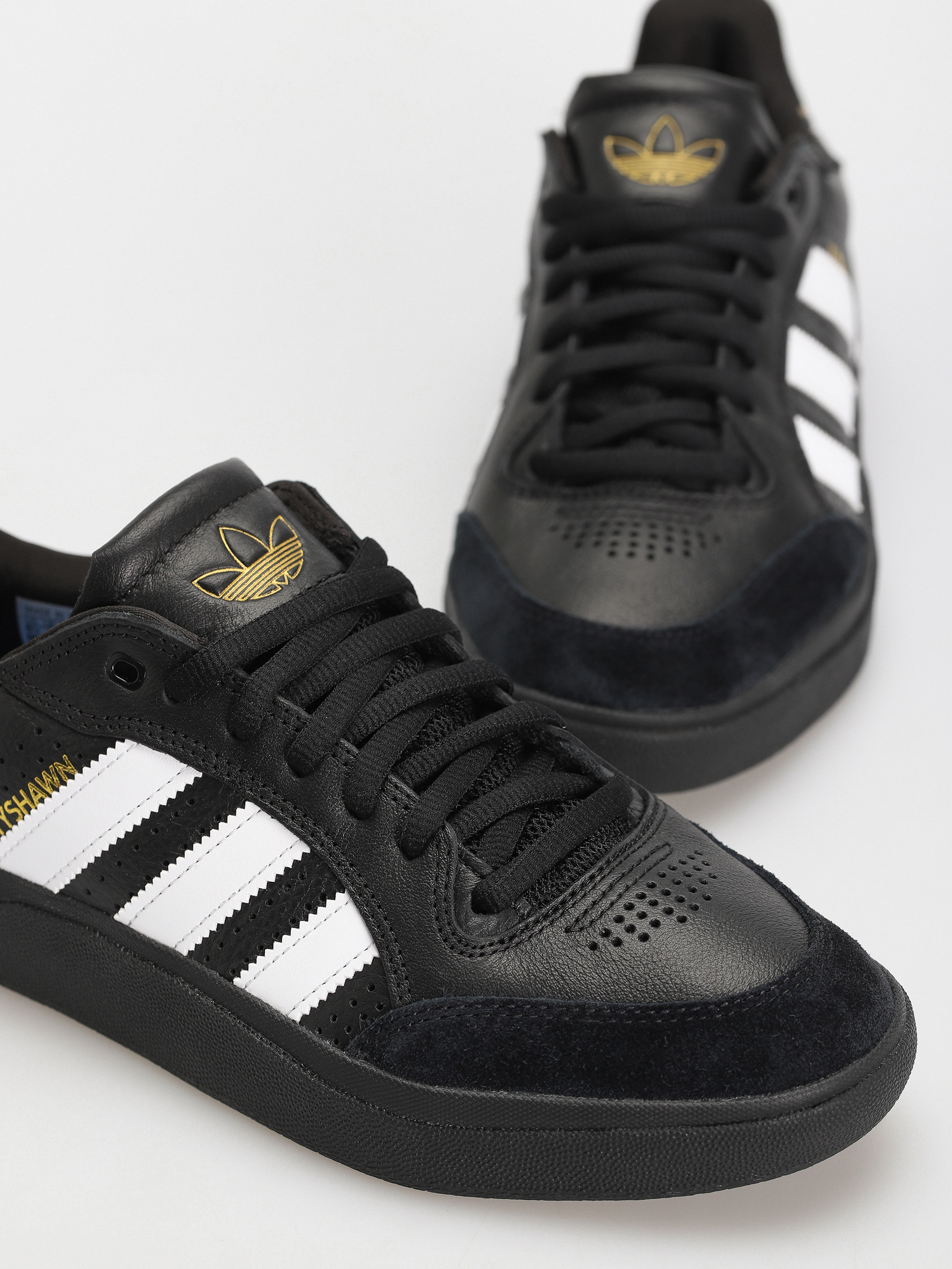 adidas Tyshawn Low Cipők (cblack/ftwwht/goldmt)