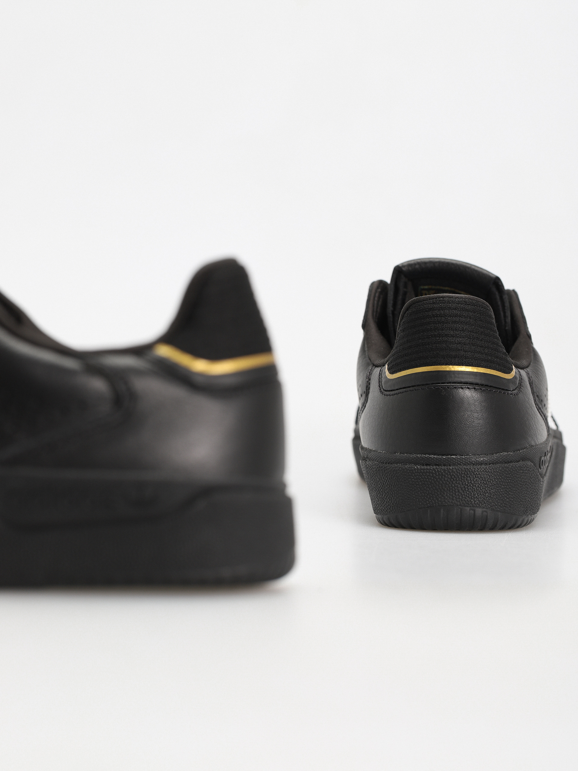 adidas Tyshawn Low Cipők (cblack/ftwwht/goldmt)